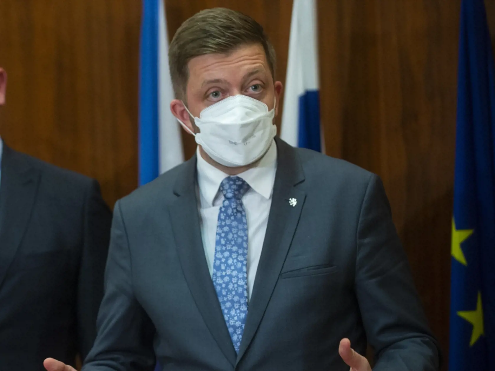 Na snímke zľava minister vnútra SR Roman Mikulec (OĽaNO) a minister vnútra ČR Vít Rakušan počas spoločnej tlačovej konferencie po stretnutí 25. januára 2022 v Bratislave. FOTO TASR - Jakub Kotian