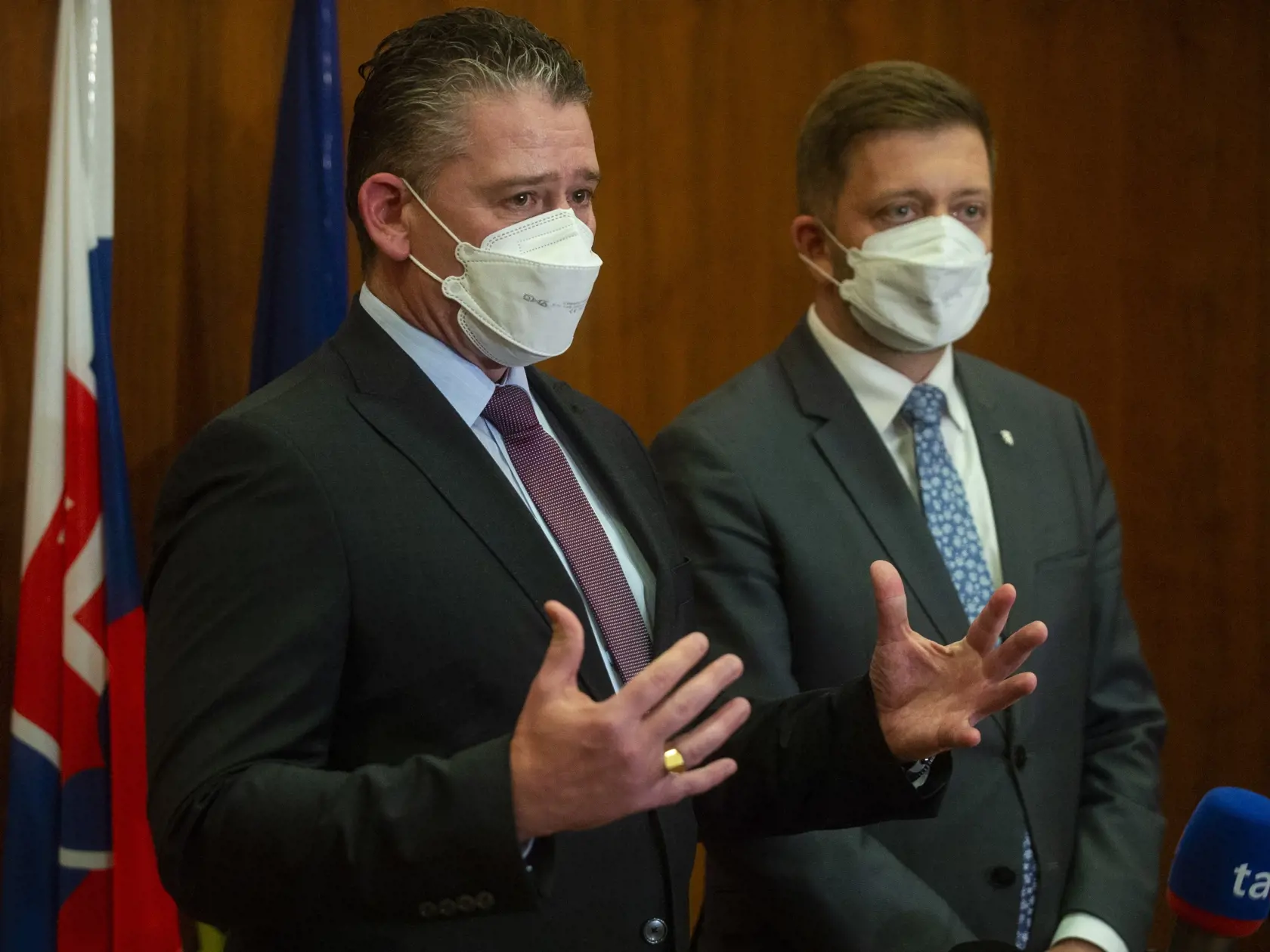 Na snímke zľava minister vnútra SR Roman Mikulec (OĽaNO) a minister vnútra ČR Vít Rakušan počas spoločnej tlačovej konferencie po stretnutí 25. januára 2022 v Bratislave. FOTO TASR - Jakub Kotian