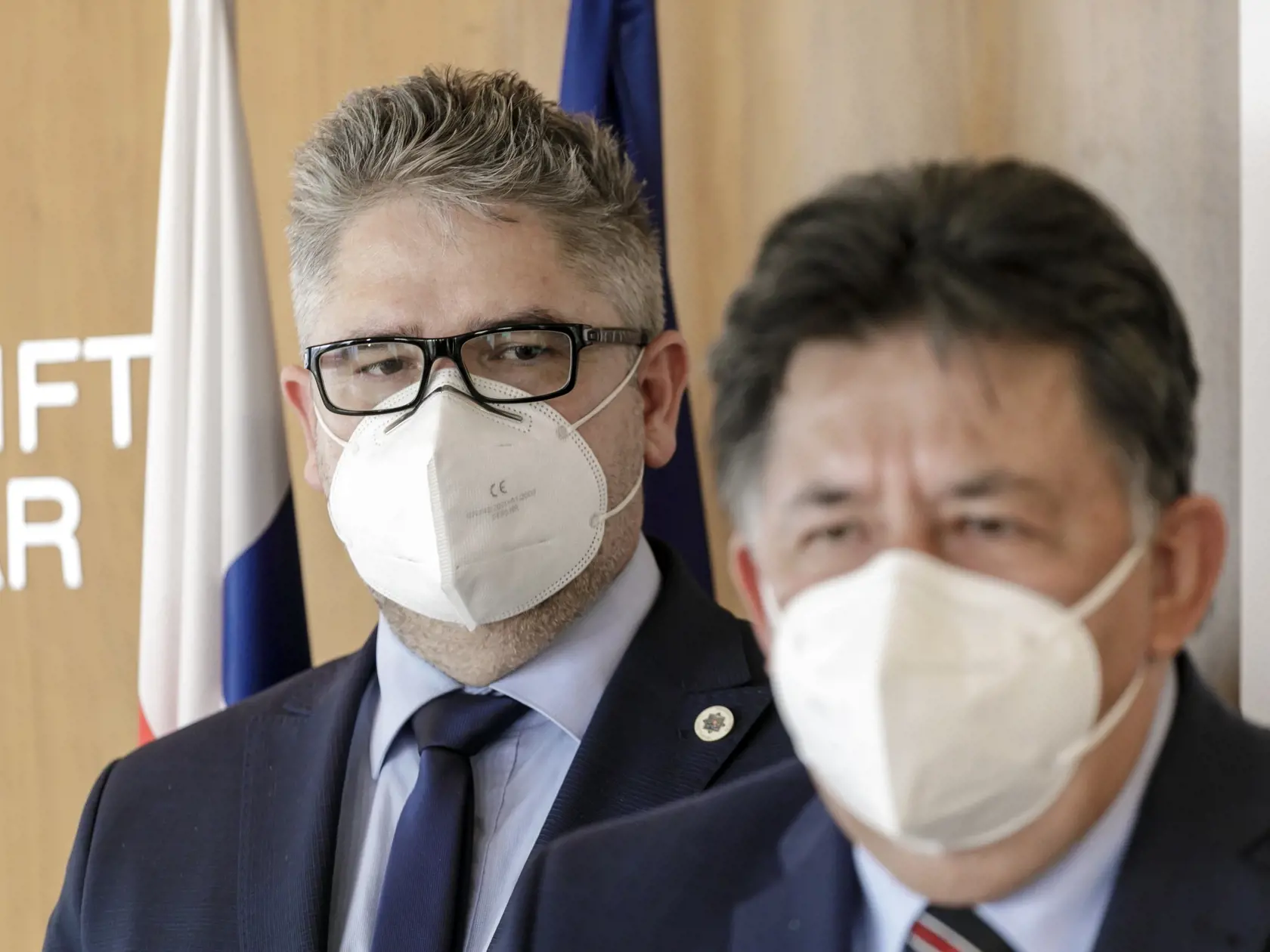 Na snímke zľava generálny riaditeľ sekcie verejnej správy Ministerstva vnútra SR Adrián Jenčo a minister životného prostredia SR Ján Budaj počas tlačovej konferencie o spolupráci medzi MŽP SR a okresnými úradmi a výzve Zväzu spracovateľov dreva v Bratislave 19. novembra 2021. FOTO TASR - Dano Veselský