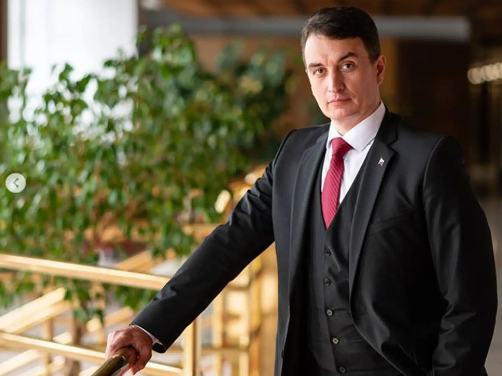 Juraj Rizman si dal ostrihať cop a odstránil aj náušnicu z ucha.