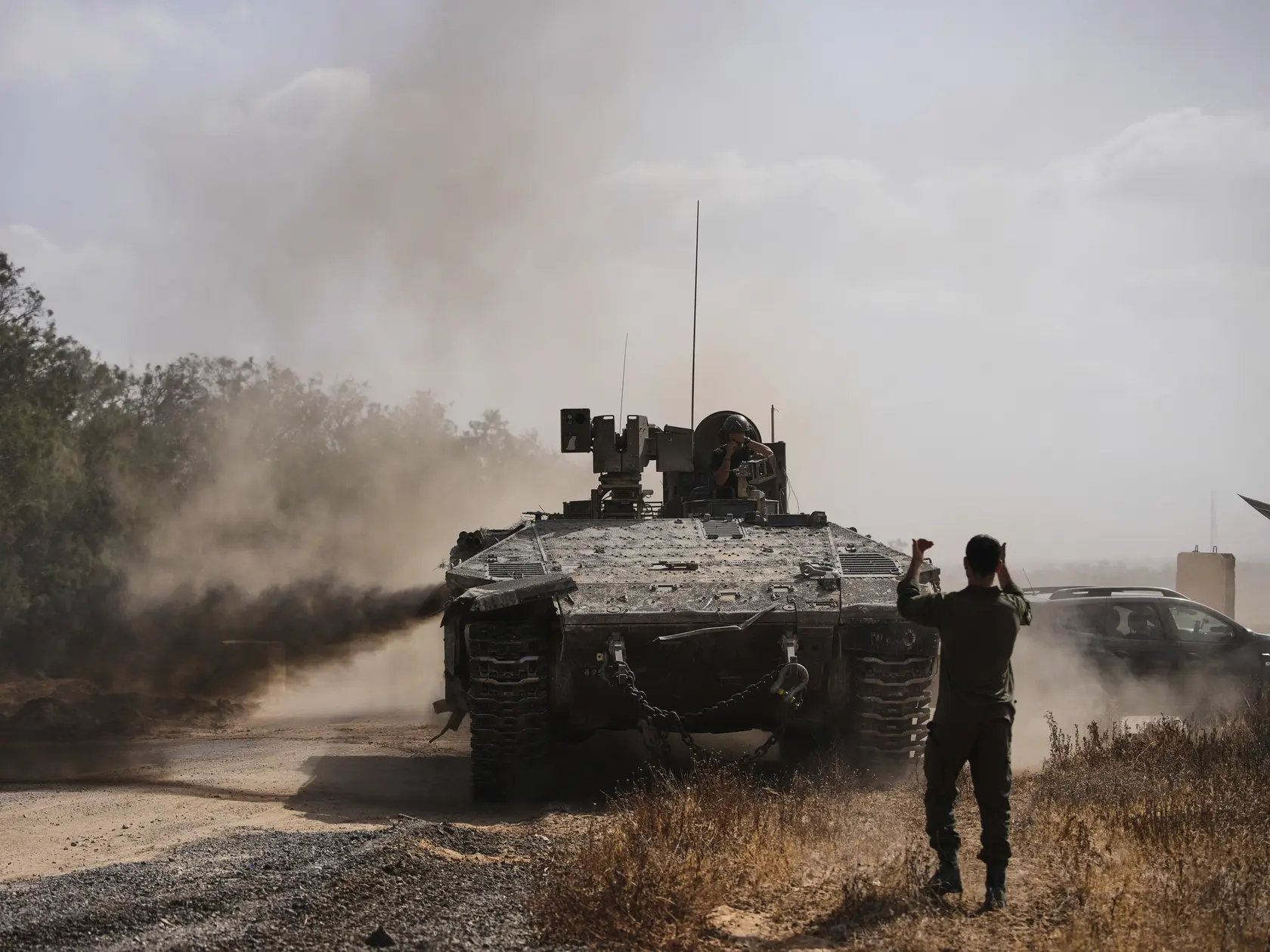 JB 23 Gaza - Izraelskí vojaci na tankoch sa pohybujú neďaleko hranice s Pásmom Gazy, v južnom Izraeli v pondelok 19. mája 2025. Izraelská armáda bojuje s palestínskymi militantmi hnutia Hamas v pásme Gazy po útokoch Hamasu na Izrael 8. októbra 2023. FOTO TASR/AP
Israeli forces move along the border with the Gaza Strip, in southern Israel, Monday, May 19, 2025. (AP Photo/Ohad Zwigenberg)