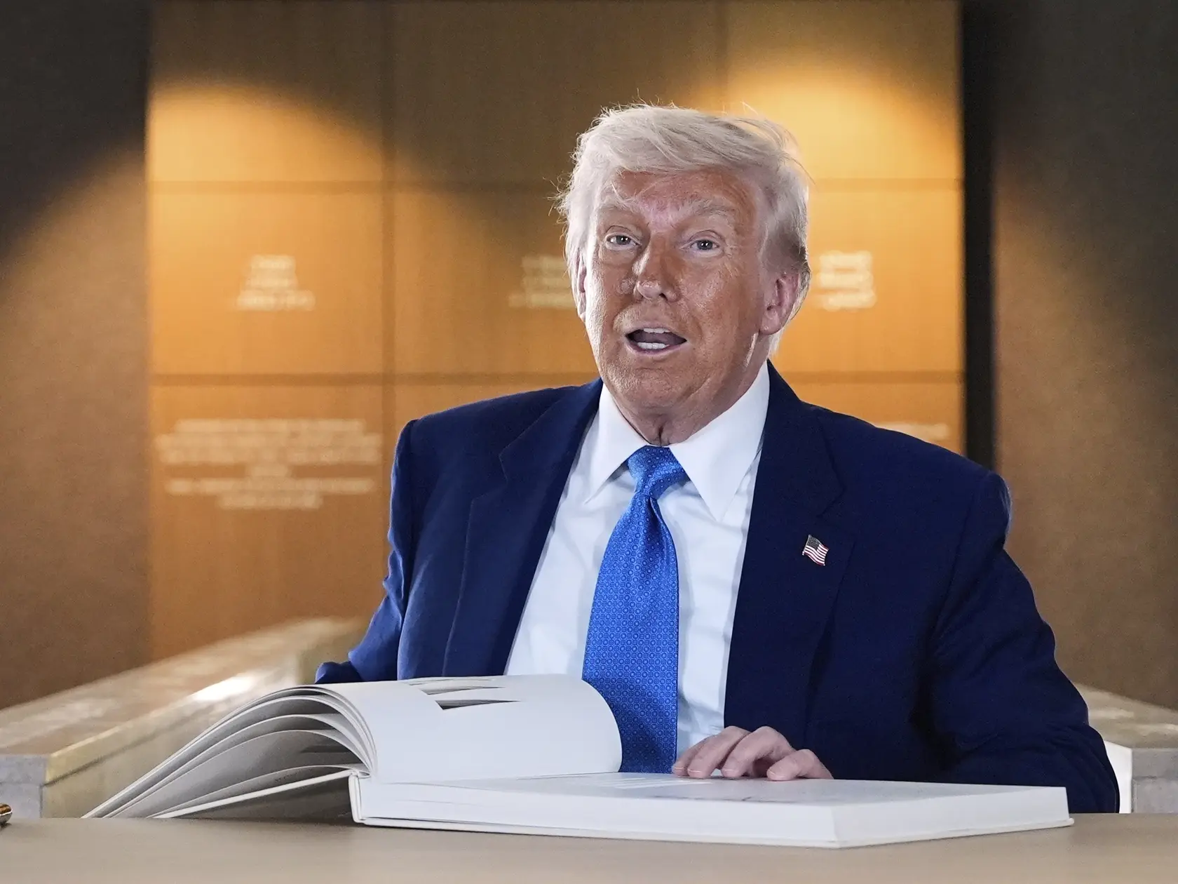JB 39 Abú Zabí - Americký prezident Donald Trump sa zapisuje do knihy hostí po jeho prehliadke v Dome Abrahámovej rodiny v Abú Zabí v piatok 16. mája 2025. Prezident USA Donald Trump pricestoval na návštevu Spojených arabských emirátov v rámci jeho blízkovýchodného turné. FOTO TASR/AP

President Donald Trump signs the guest book after touring the Abrahamic Family House, Friday, May 16, 2025, in Abu Dhabi, United Arab Emirates. (AP Photo/Alex Brandon)