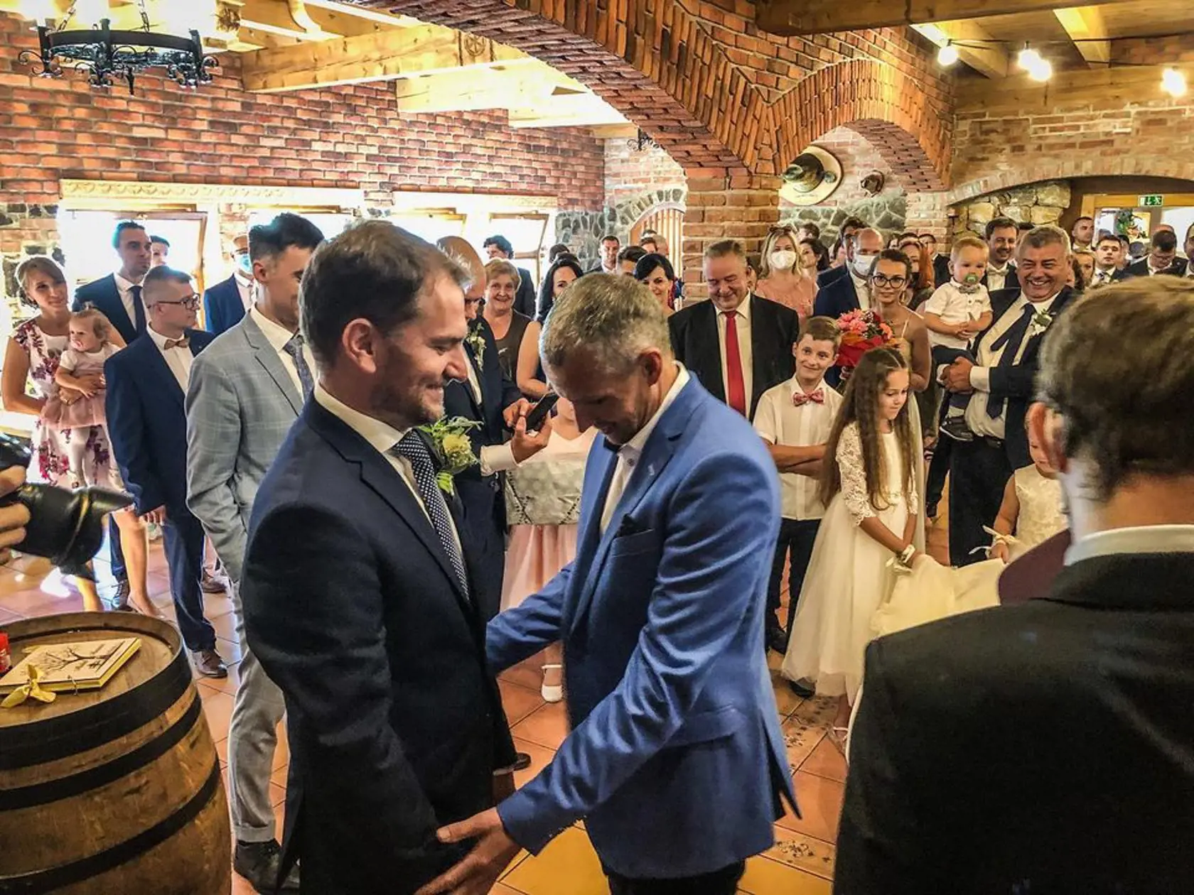 Na svadbe politických špičiek OĽaNO a SaS nemal takmer nikto rúško.