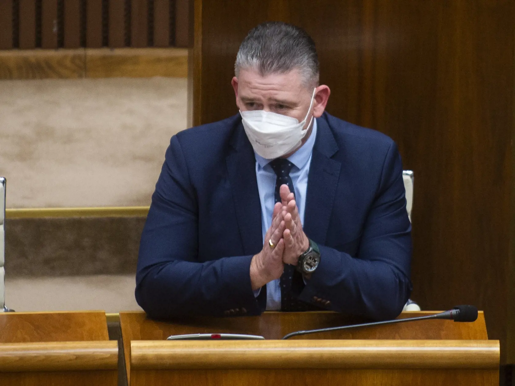 Na snímke minister vnútra SR Roman Mikulec (OĽaNO) počas rokovania 58. schôdze Národnej rady SR, ktorej jediným bodom je vyslovenie nedôvery členovi vlády Slovenskej republiky Romanovi Mikulcovi (OĽaNO) poverenému riadením Ministerstva vnútra SR 23. februára 2022 v Bratislave.