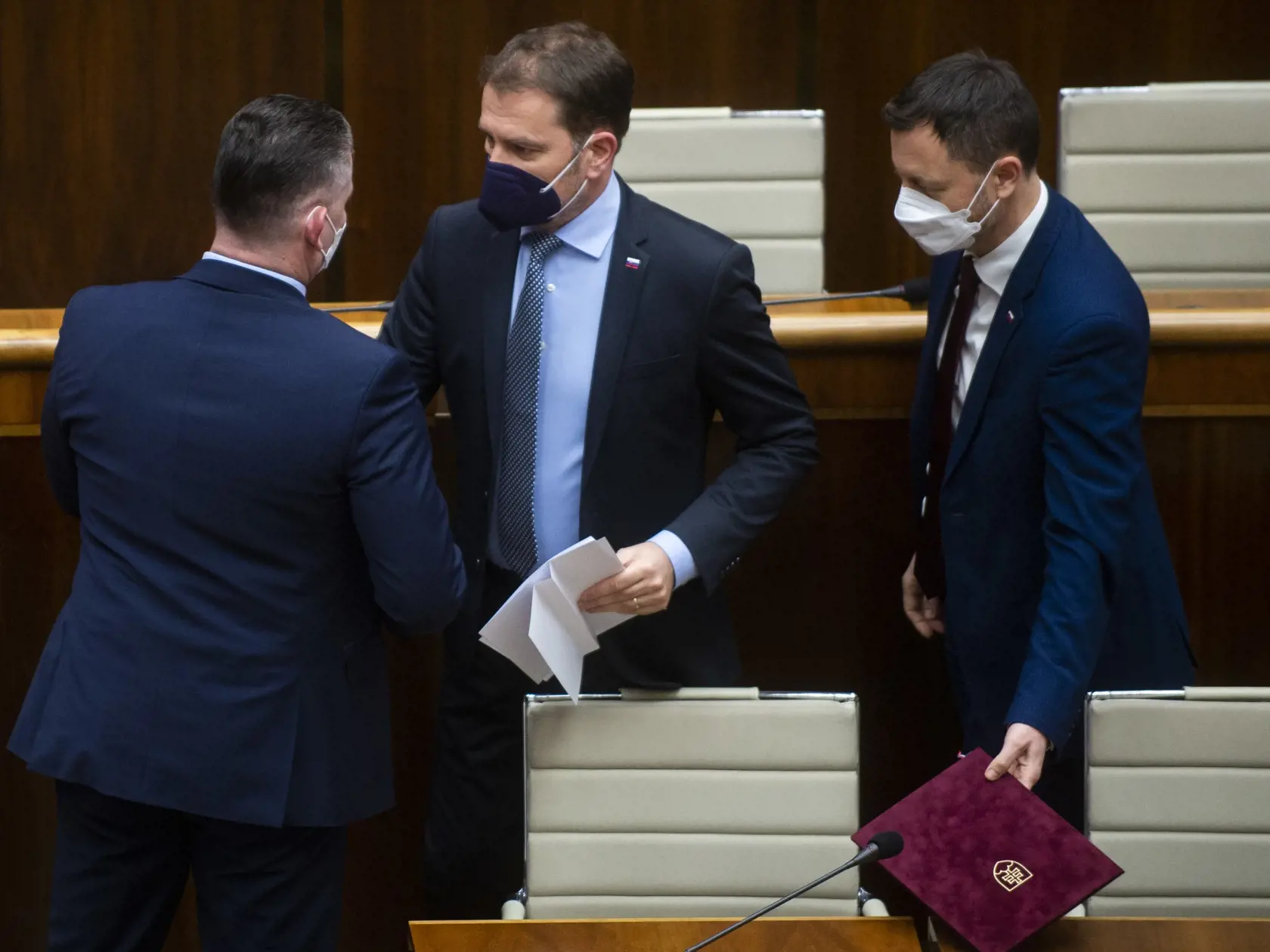 Na snímke zľava minister vnútra SR Roman Mikulec, minister financií SR Igor Matovič a predseda vlády SR Eduard Heger (všetci OĽaNO) počas rokovania 58. schôdze Národnej rady SR, ktorej jediným bodom je vyslovenie nedôvery členovi vlády Slovenskej republiky Romanovi Mikulcovi (OĽaNO) poverenému riadením Ministerstva vnútra SR 23. februára 2022 v Bratislave.