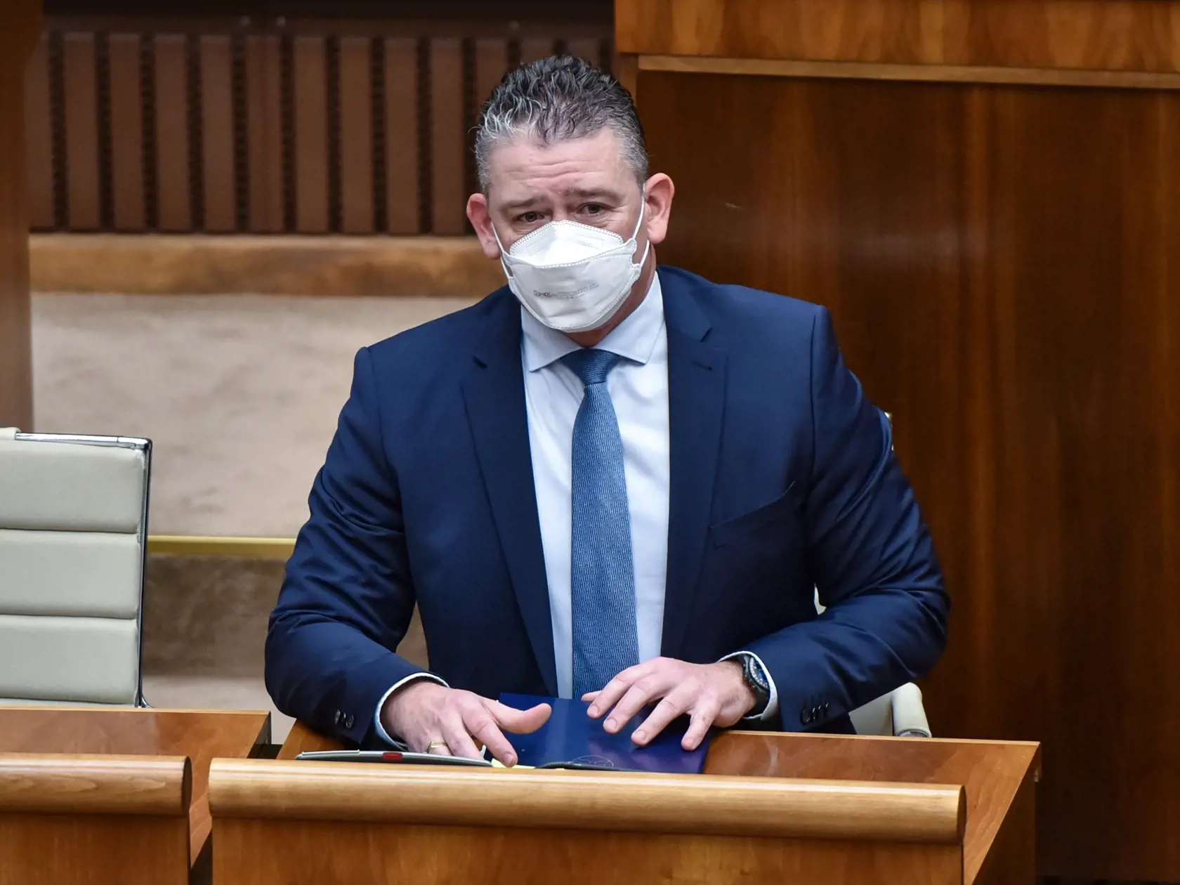 Na snímke minister vnútra SR Roman Mikulec (OĽaNO) počas mimoriadnej schôdze Národnej rady SR k návrhu na jeho odvolanie z funkcie 18. februára 2022 v Bratislave.