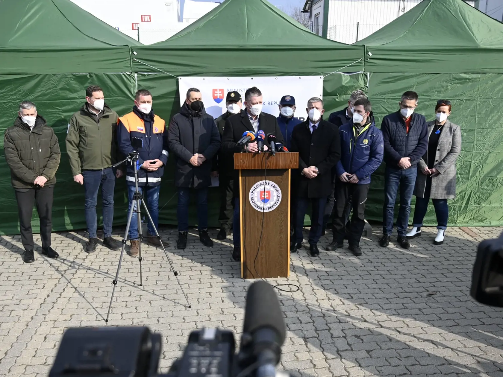 Na snímke za stolíkom minister vnútra SR Roman Mikulec a piaty sprava minister zdravotníctva SR Vladimír Lengvarský s predstaviteľmi zložiek MV SR na brífingu na hraničnom priechode Vyšné Nemecké k aktuálnej  situácii na slovensko -ukrajinskej hranici v piatok 4. marca 2022.