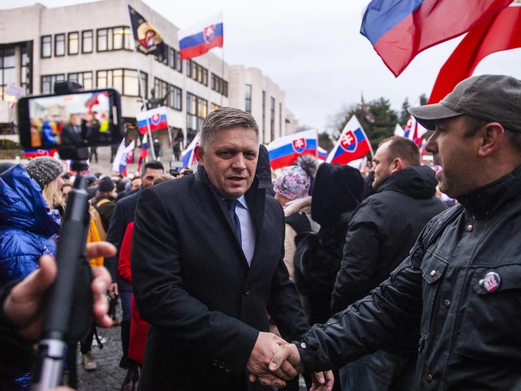 Na snímke uprostred poslanec NR SR Robert Fico (Smer-SD) počas protestného zhromaždenia  proti obrannej dohode s USA pred budovou Národnej rady SR 8. februára 2022 v Bratislave.
