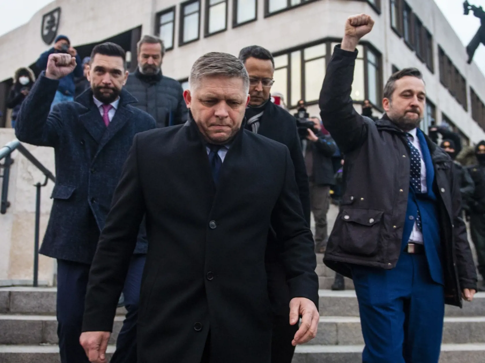 Na snímke poslanci NRSR, zľava Richard Takáč, Robert Fico a Ľuboš Blaha (všetci Smer-SD) počas protestného zhromaždenia proti obrannej dohode s USA pred budovou Národnej rady SR 8. februára 2022 v Bratislave.