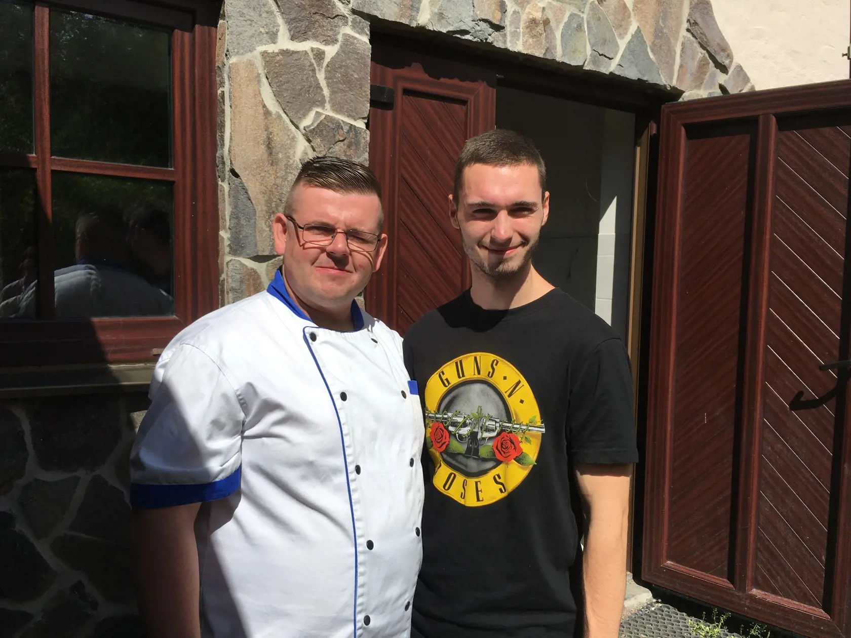 Kuchári Erik a Pavol (zľava) boli svedkami dramatickej udalosti v kolibe.