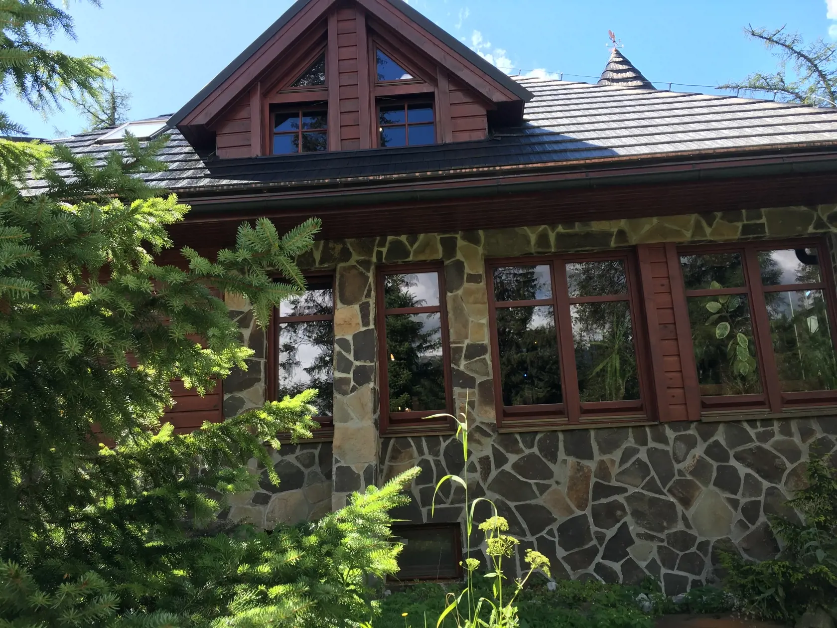 Rodičia malého dievčatká v snahe ho uchrániť pred lúpežníkom spustili dieťa cez úzke okno na trávnik pod ním. (archívny záber)