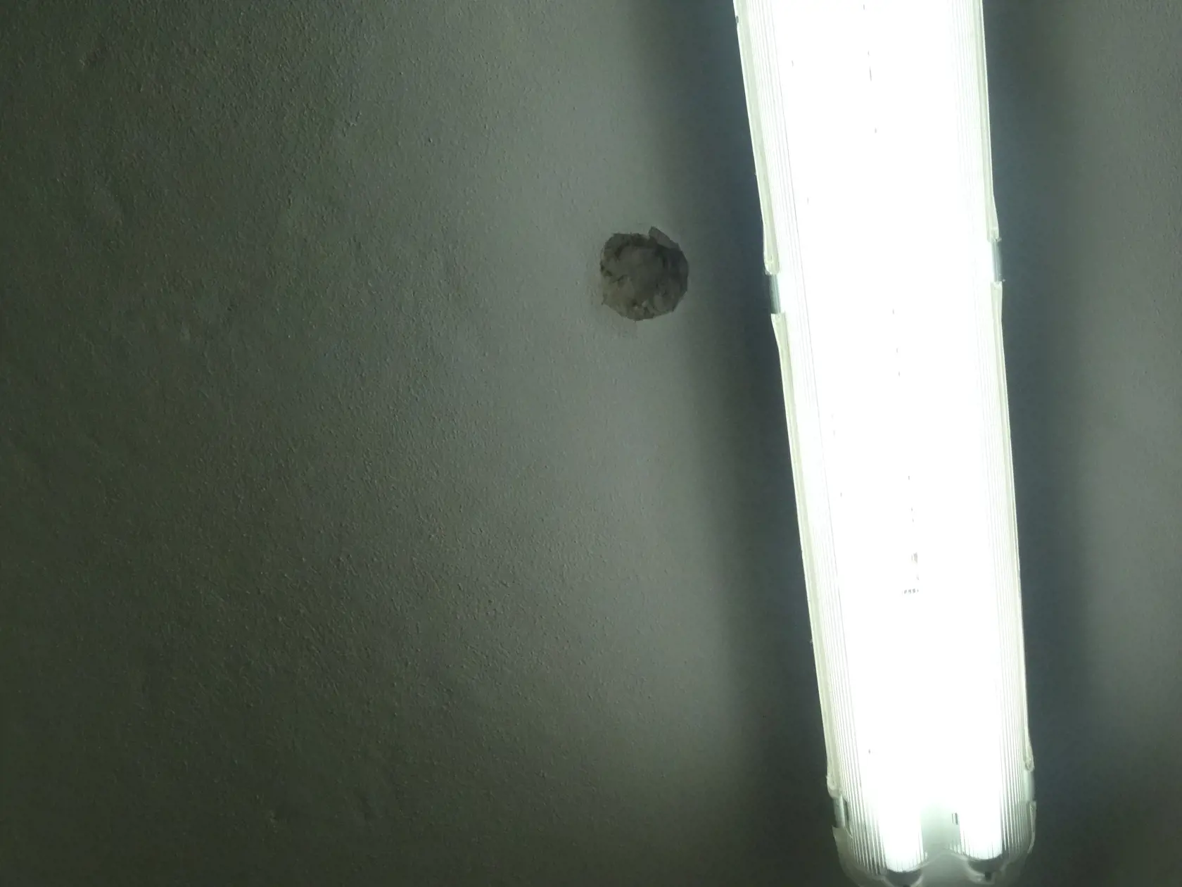 Stopy po streľbe na strope kuchyne.