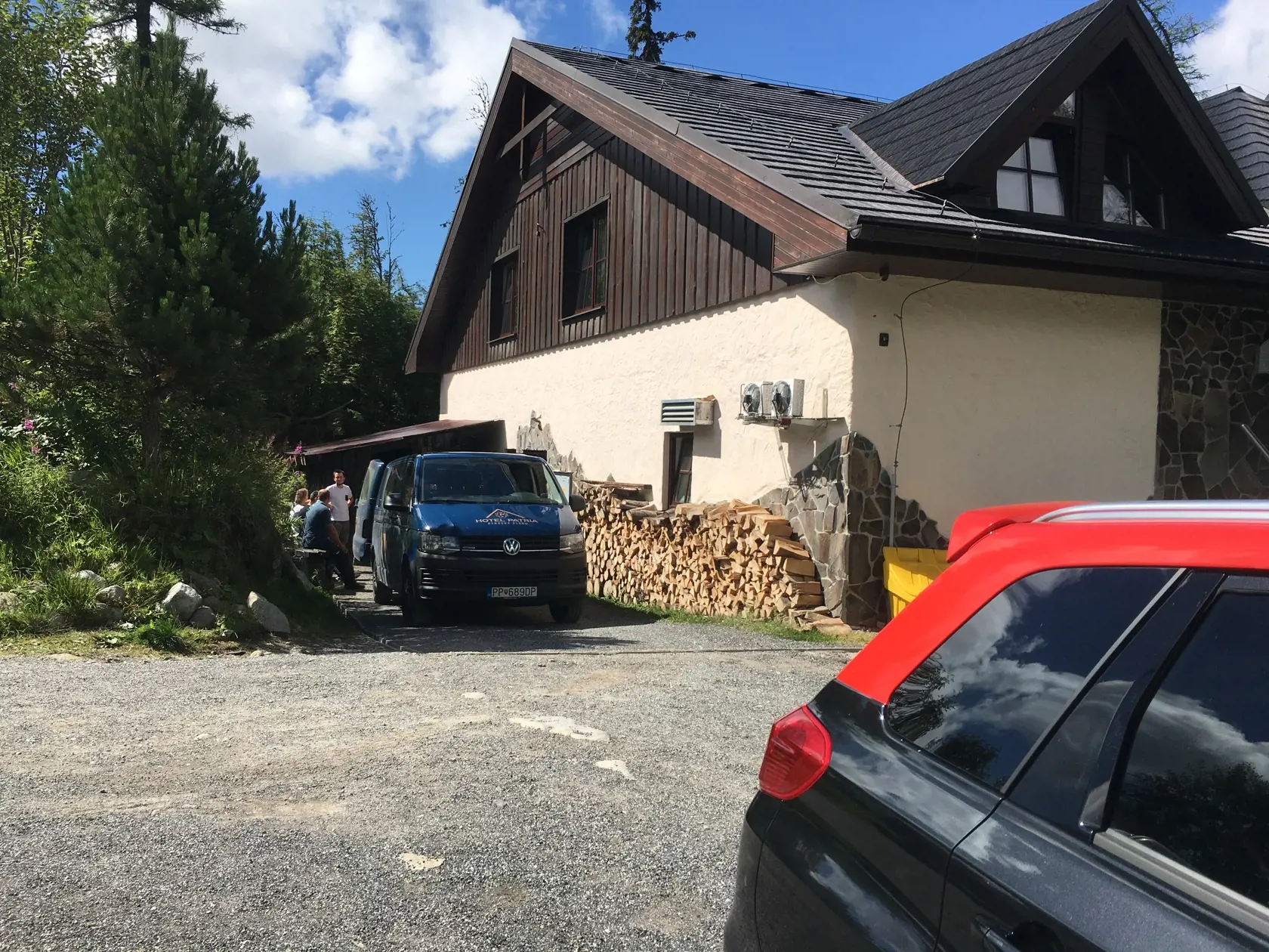 Nezvaný návštevník prišiel na zadný dvor a odtiaľ s tromi rukojemníkmi pred sebou vošiel do kuchyne.