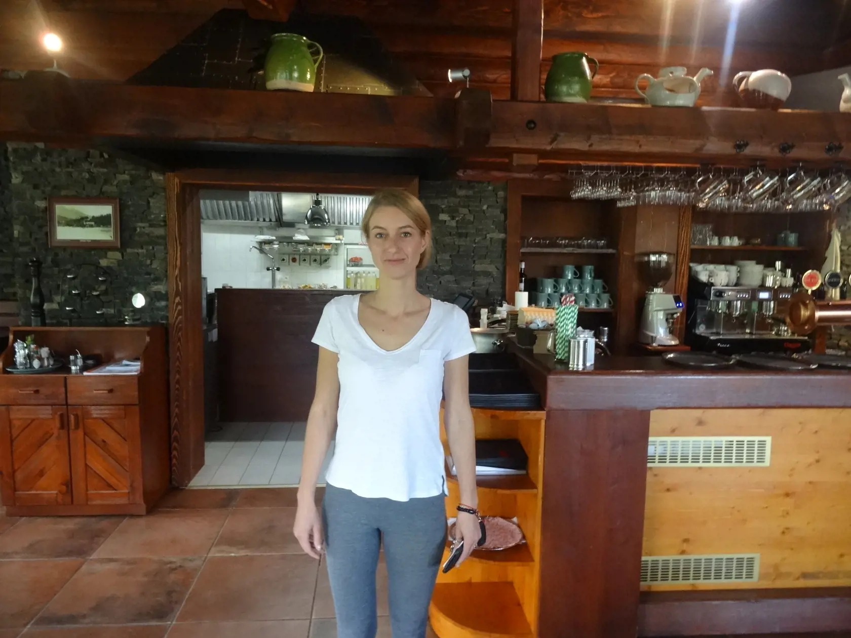 Čašníčka Michaela využila nepozornosť lupiča a utekala varovať hostí na terase, ale zároveň ich poprosila, aby volali policajtov, keďže nemala mobil pri ruke.