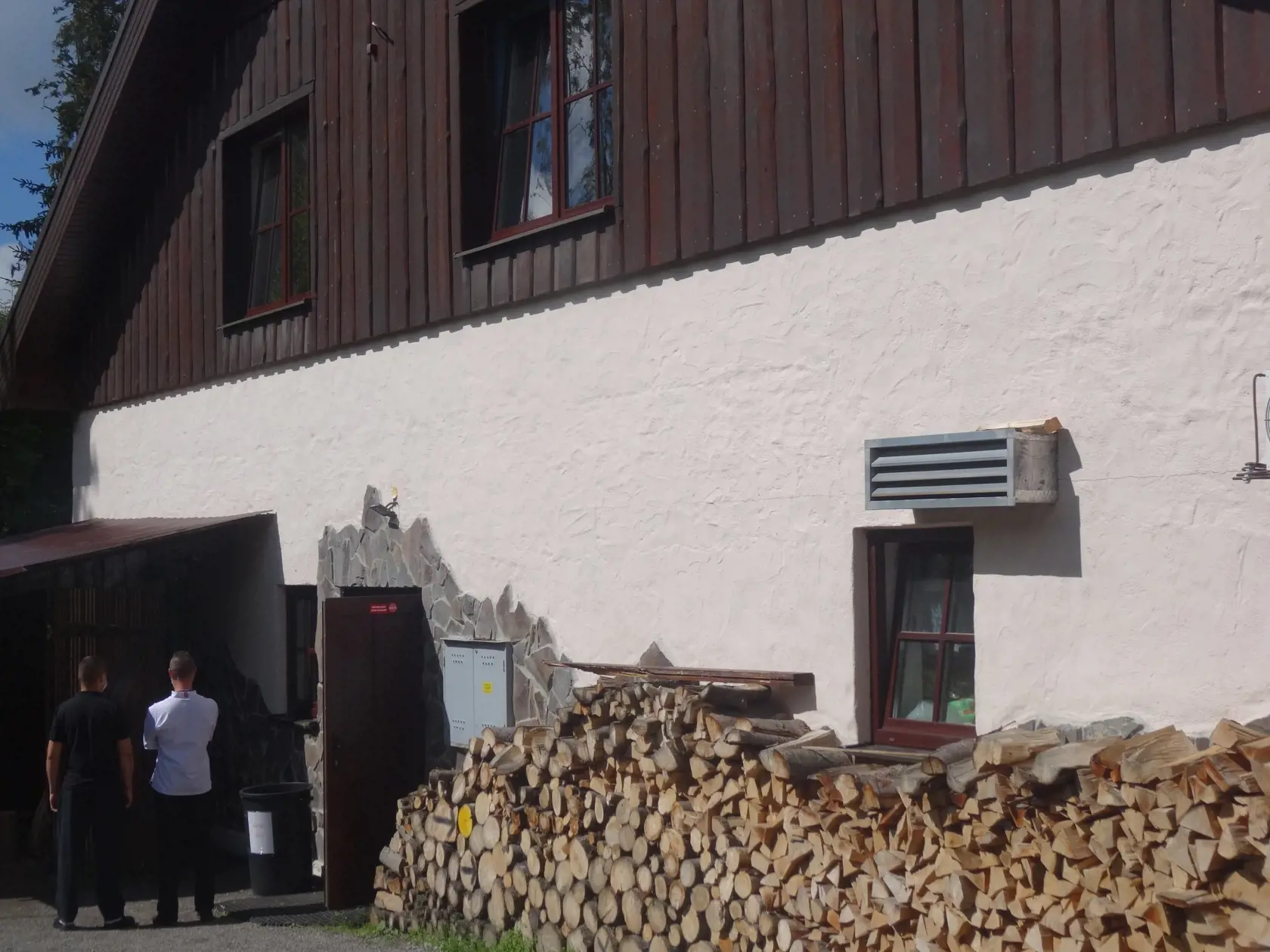Nezvaný návštevník prišiel na zadný dvor a odtiaľ s tromi rukojemníkmi pred sebou vošiel do kuchyne.