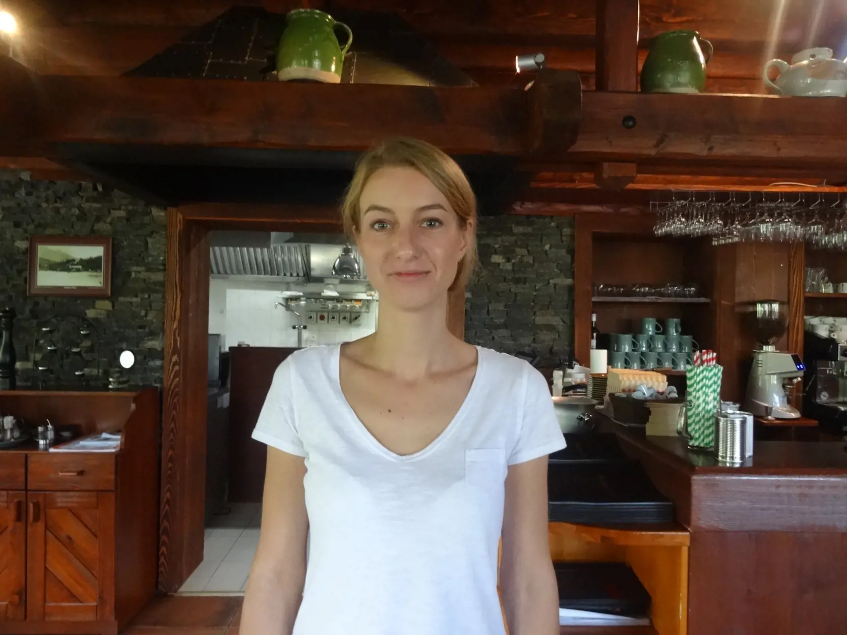 Čašníčka Michaela využila nepozornosť lupiča a utekala varovať hostí na terase, ale zároveň ich poprosila, aby volali policajtov, keďže nemala mobil pri ruke.