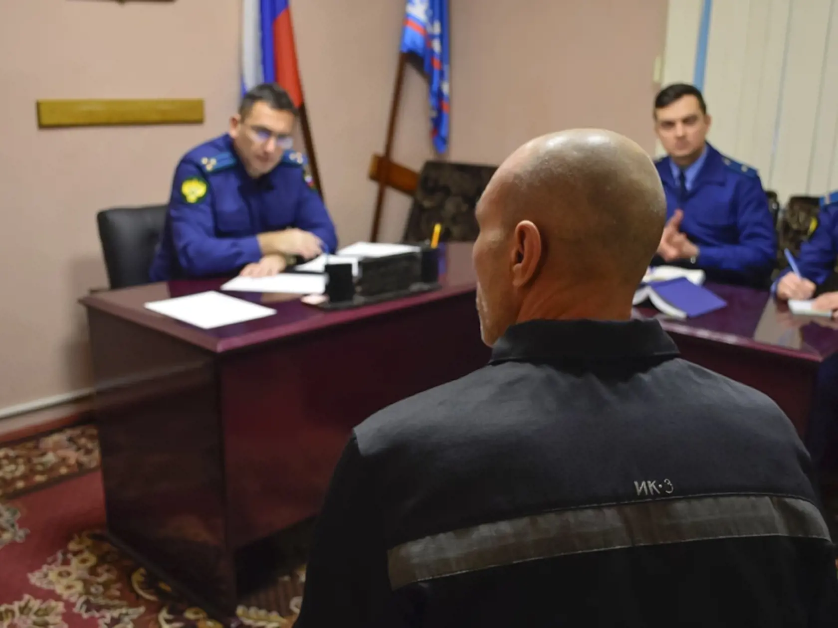Na archívnej snímke z 15. decembra 2023 skupina úradníkov počúva trestanca (vpredu chrbtom) počas návštevy v trestaneckej kolónii v meste Charp, v Jamalskoneneckej oblasti, 1900 km severovýchodne od Moskvy. Uväzneného lídra ruskej opozície Alexeja Navaľného, ktorý bol takmer tri týždne nezvestný, presunuli do trestaneckej kolónie v Arktíde. V pondelok 25. decembra to oznámila jeho hovorkyňa. TASR informuje na základe správ agentúr Reuters a AFP.