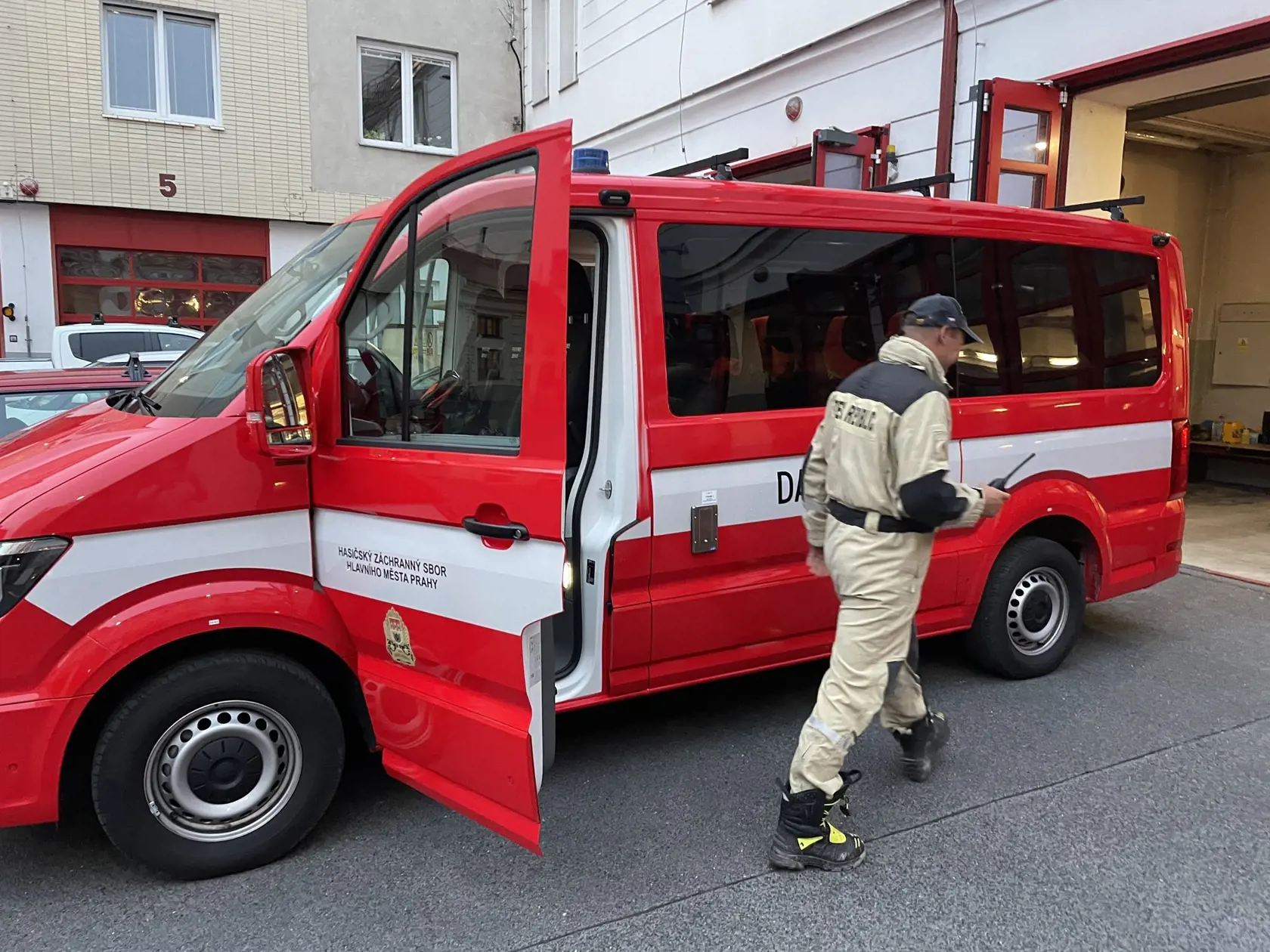 Z Prahy mieri do Hodonínska špeciálny hasičský tím, ktorý sa zaoberá zachraňovaním zavalených osôb. Prináša so sebou tiež potrebnú techniku vrátane kamier či echolokátorov.