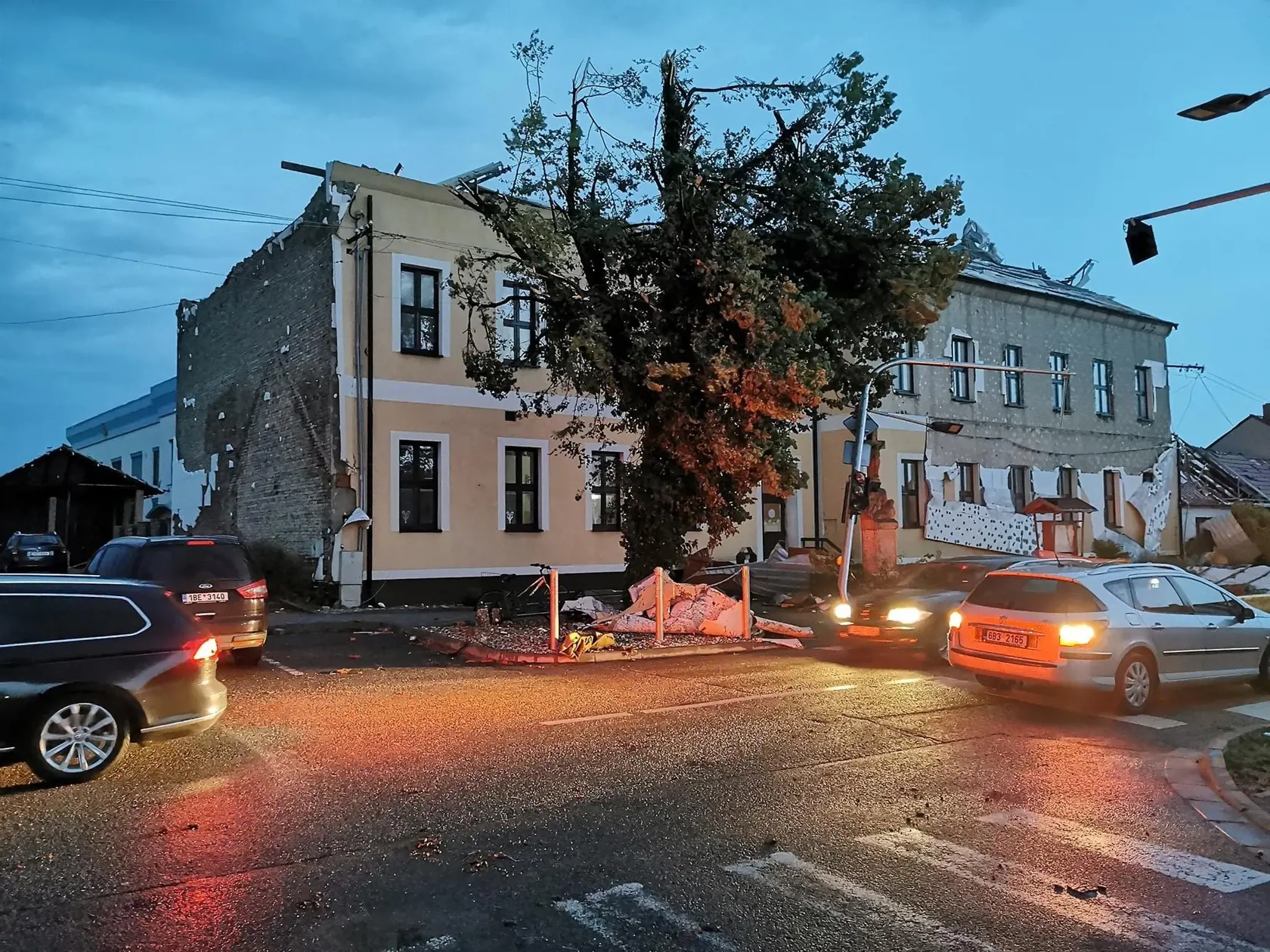 Českom sa prehnalo tornádo, údajne najsilnejšie v histórii Slovenska a Čiech.