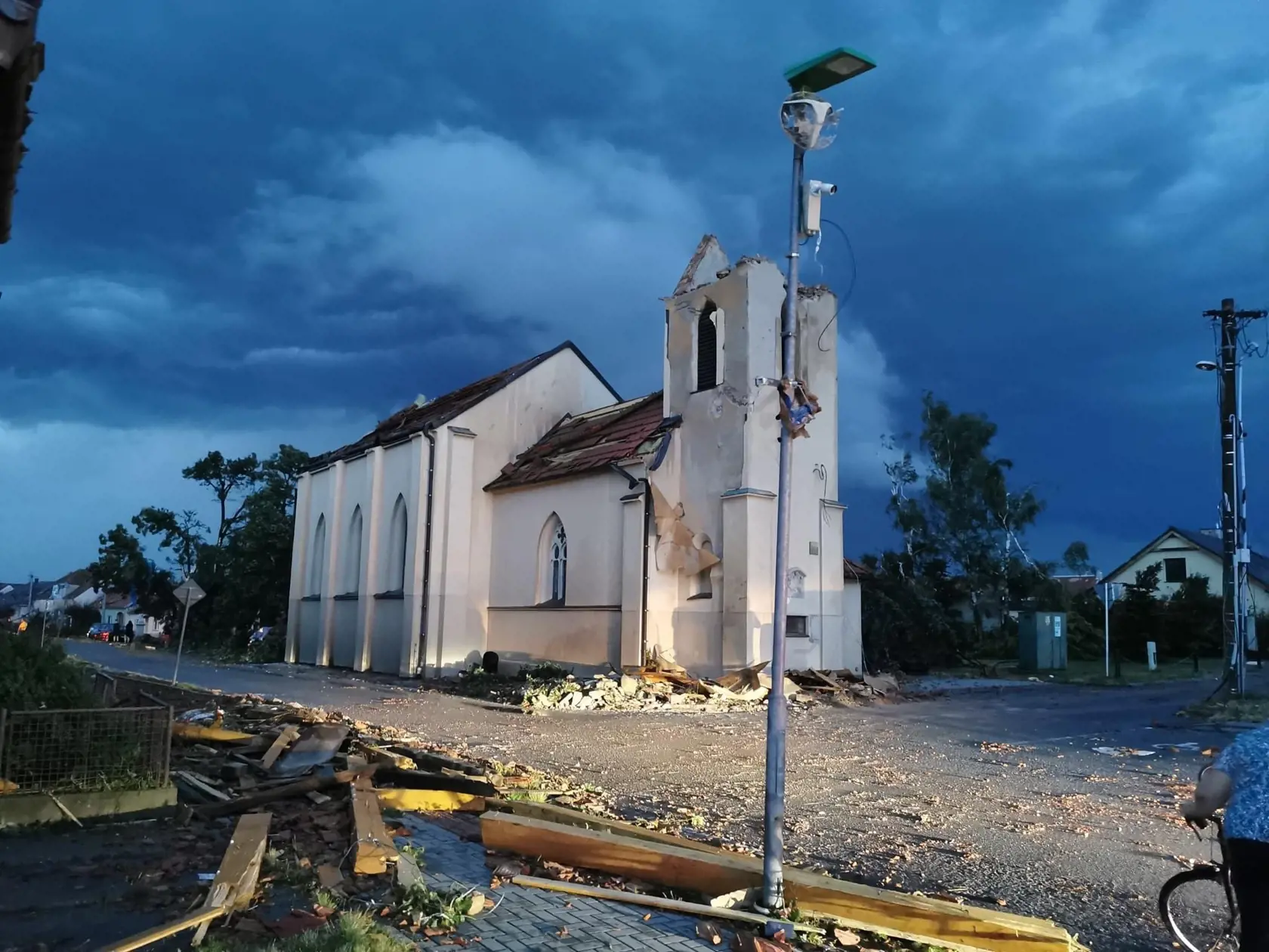 Českom sa prehnalo tornádo, údajne najsilnejšie v histórii Slovenska a Čiech.