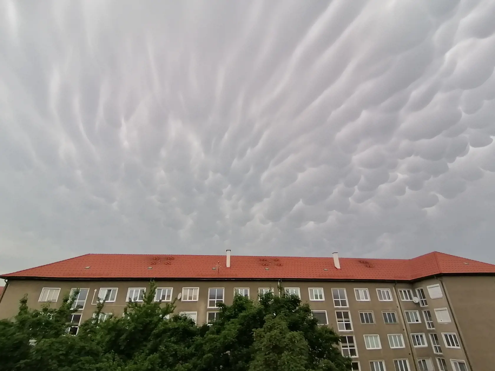 Oblaky počas horúčav v Bratislave vo štvrtok 24. júna 2021. FOTO TASR - Martina Kriková 
