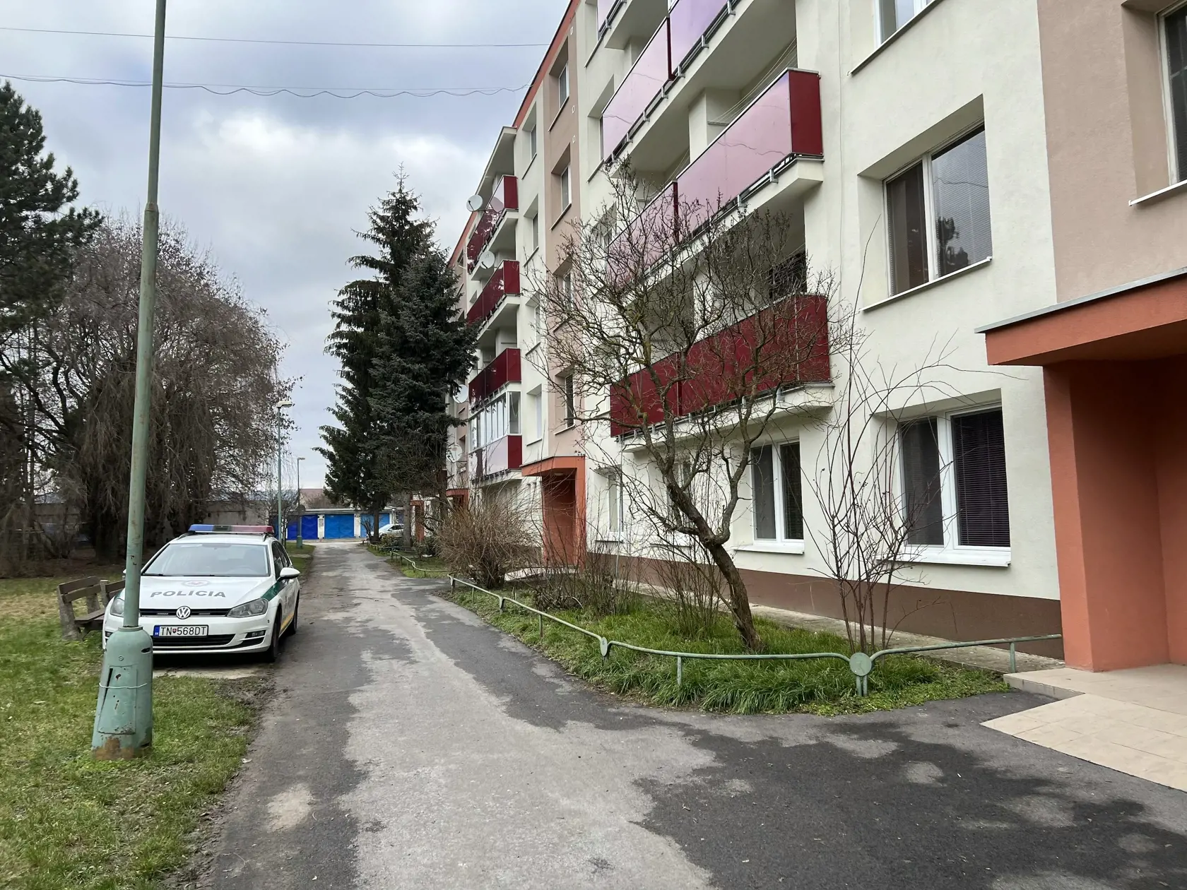O tragickej udalosti informovala hovorkyňa Krajského riaditeľstva Policajného zboru v Trenčíne Katarína Kuzmová. "V sobotu (28. 1.) v nočných hodinách privolali políciu do Novej Dubnice, kde malo dôjsť podľa prvotných informácií k rodinnej tragédii. Bodné zranenia utrpel 42-ročný muž, na ich následky zomrel," uviedla hovorkyňa.