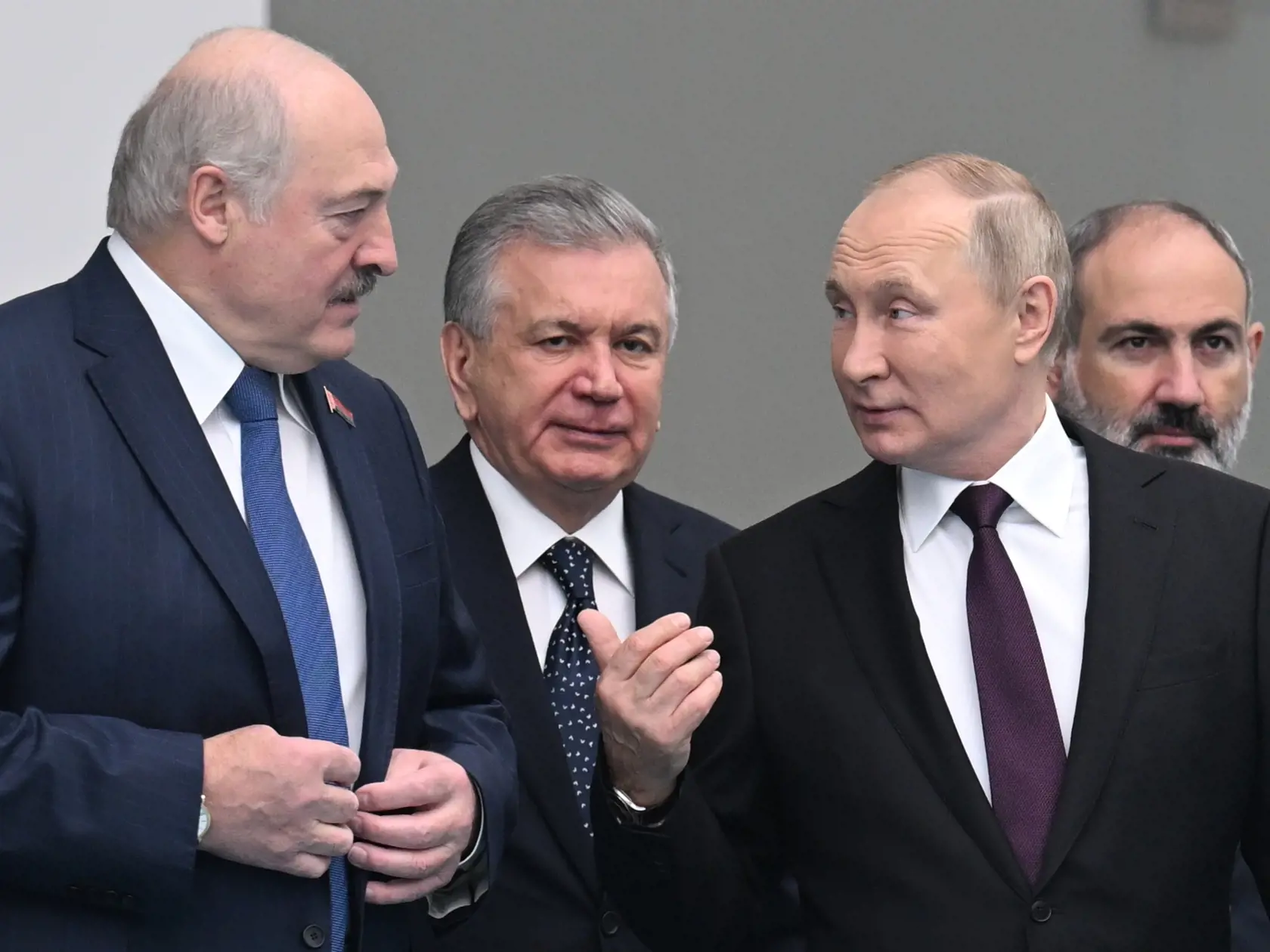 KK16 Astana - Zľava bieloruský prezident Alexandr Lukašenko, uzbecký prezident Šavkat Mirzojev, ruský prezident Vladimir Putin a arménsky premiér Nikol Pašinjan prichádzajú na summit Spoločenstva nezávislých štátov (SNŠ) 14. októbra 2022 v Astane. FOTO TASR/AP
From left: Belarusian President Alexander Lukashenko, Uzbekistan's President Shavkat Mirziyoyev, Russian President Vladimir Putin and Armenian Prime Minister Nikol Pashinyan arrive to attend the Summit of leaders from the Commonwealth of I