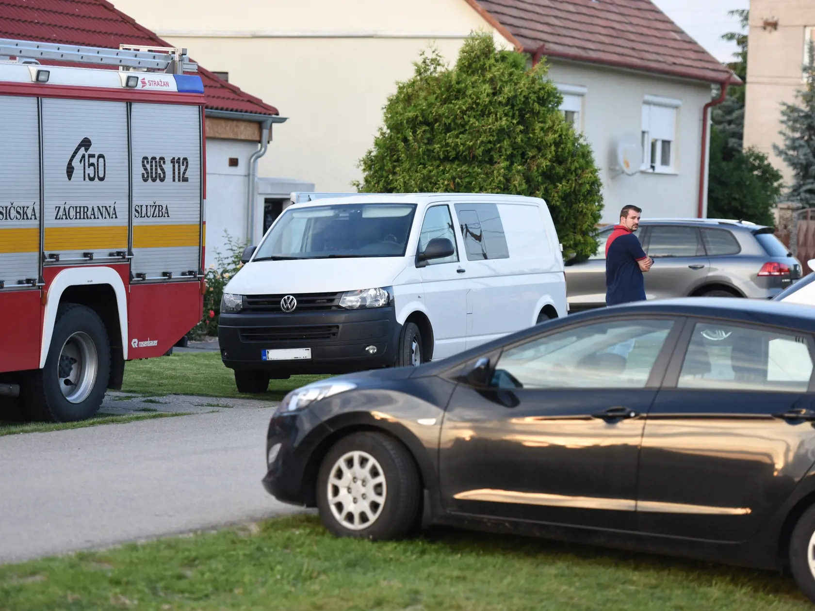 Na snímke policajné a hasičské autá pri dome zavraždeného novinára Jána Kuciaka a jeho snúbenice Martiny Kušnírovej počas rekonštrukcie vraždy vo Veľkej Mači v utorok 29. mája 2018. FOTO TASR - Lukáš Grinaj