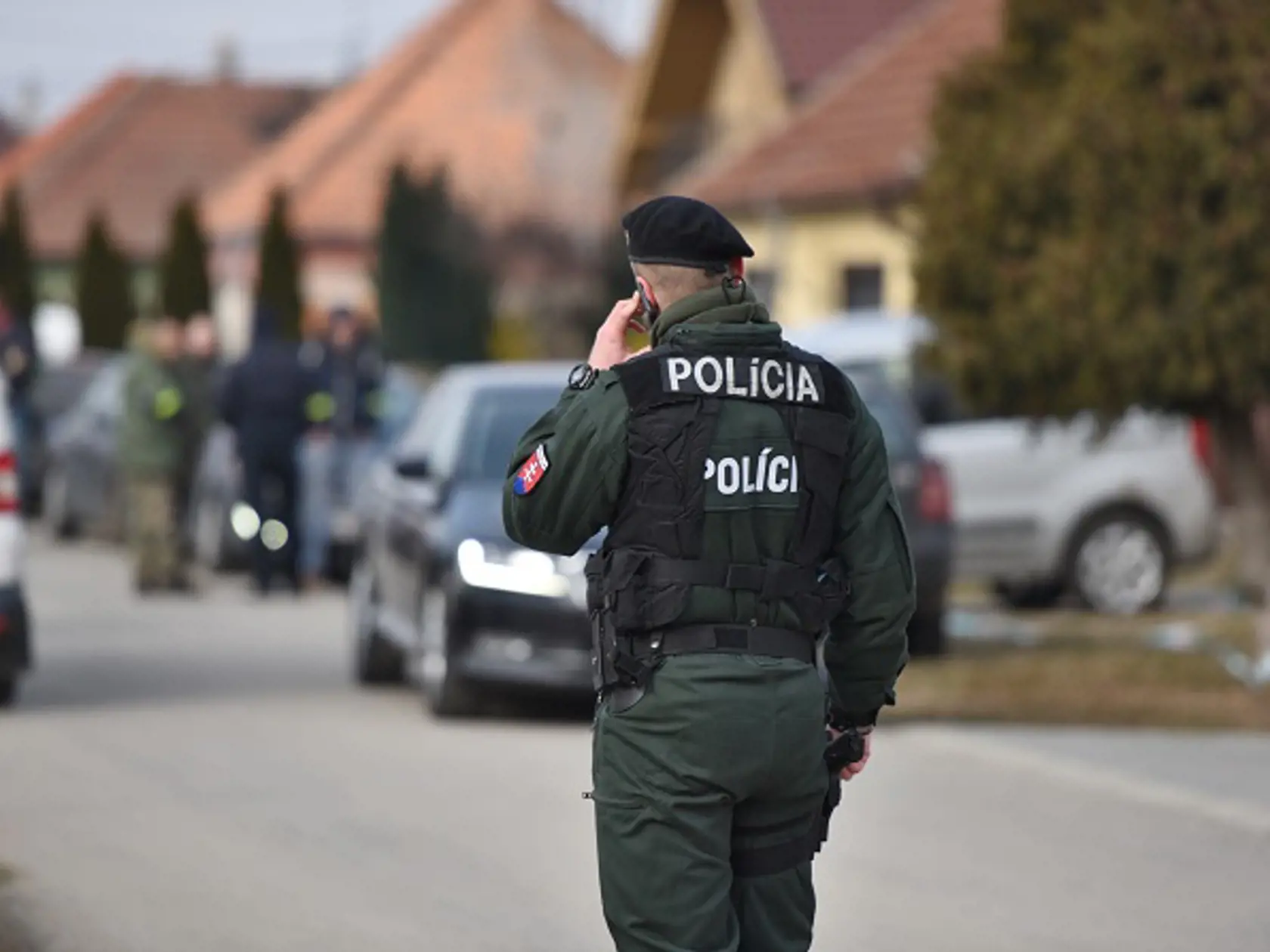 Na snímke policajt v obci Veľká Mača pri Galante, kde polícia krátko pred polnocou našla v rodinnom dome zastreleného novinára a jeho priateľku v pondelok 26. februára 2018. FOTO TASR - Lukáš Grinaj