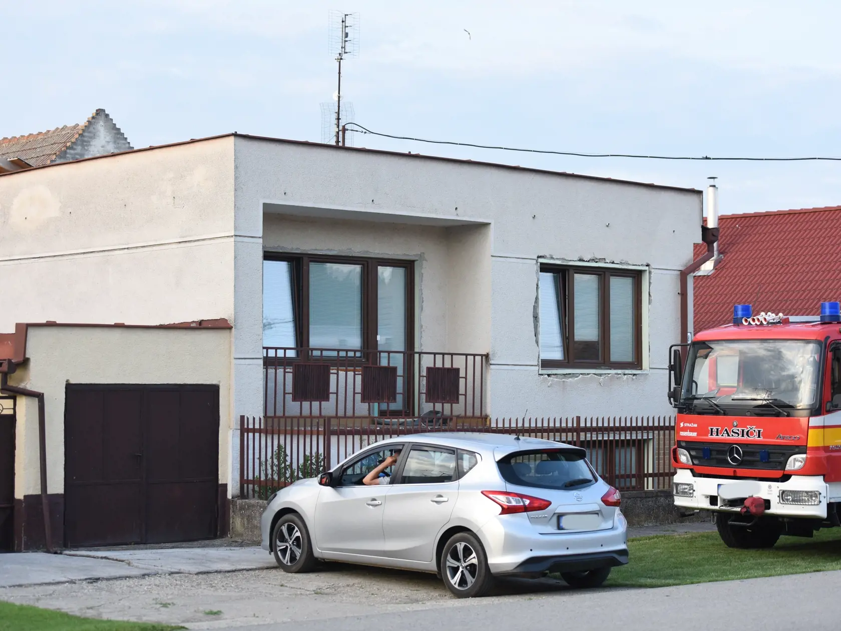 Na snímke dom zavraždeného novinára Jána Kuciaka a jeho snúbenice Martiny Kušnírovej počas rekonštrukcie vraždy vo Veľkej Mači v utorok 29. mája 2018. FOTO TASR - Lukáš Grinaj