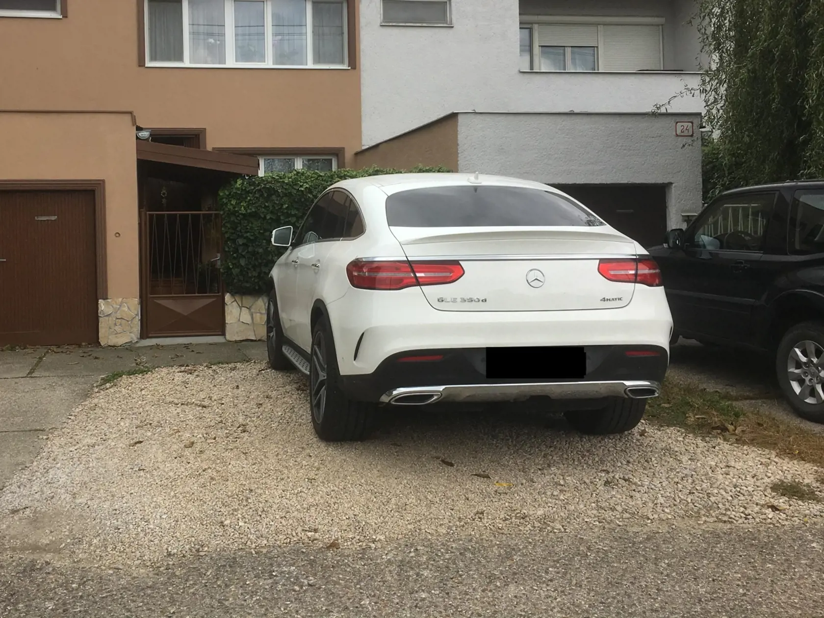 Biely Mercedes: Jazdila na ňom Alena Zsuzsová, ktorá je obžalovaná z objednania vraždy Jána Kuciaka.