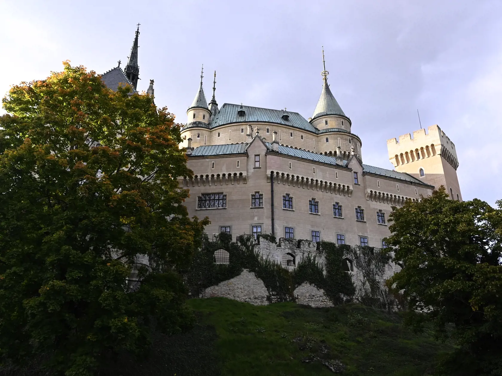 Návštevníkov na Bojnickom zámku dočasne vystriedajú filmári. Slovenské národné múzeum (SNM) - Múzeum Bojnice tak bude do 9. septembra fungovať v obmedzenom režime a časť zámku zostane pre nakrúcanie filmovej rozprávky dočasne uzatvorená.
