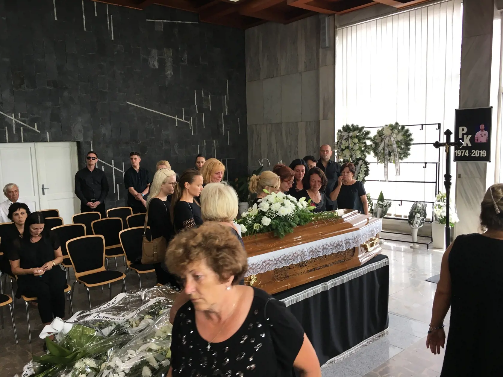 Mama Jana (69) sa predtým, ako truhlu odviezli na spálanie, vrhla na ňu a bolestivo plakala.