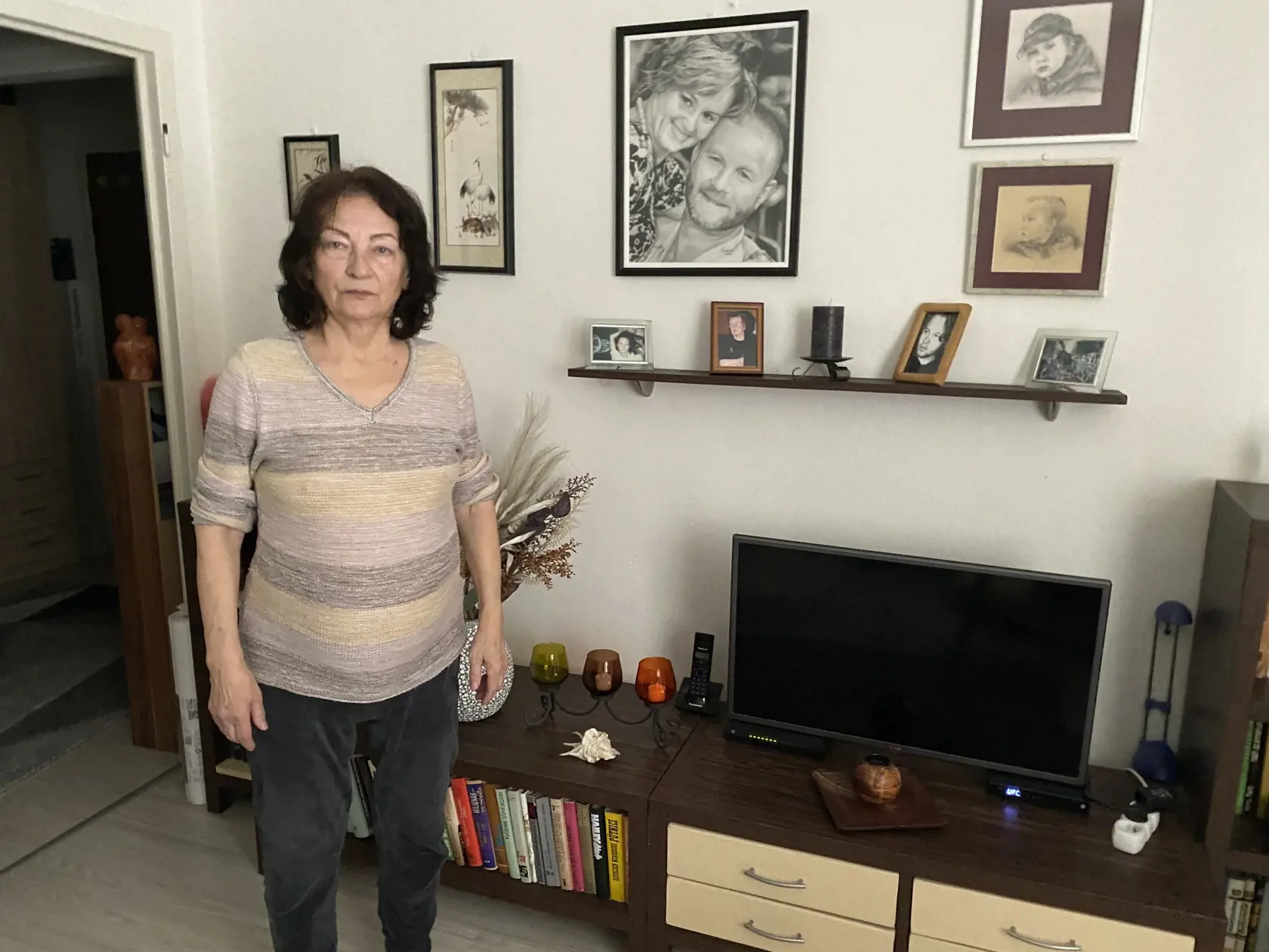 Je mi veľmi ľúto, že Zuzana nevidela svojho syna, že som musela urobiť také kroky, aby sa s ním nestretla. Lebo on ju odmietal. Je mi ľúto, že odišla z toho sveta bez toho, aby ho objala. Ja viem, že ho ľúbila. Hoci tou svojou sebeckou láskou,” povedala nám úprimne Jana Kosárová (72). Zuzana totiž chcela, aby Mateja nevychovávala jej svokra, ale aby bol umiestnený do detského domova. A keď mu z basy napísala list, nakreslila doň lebky.