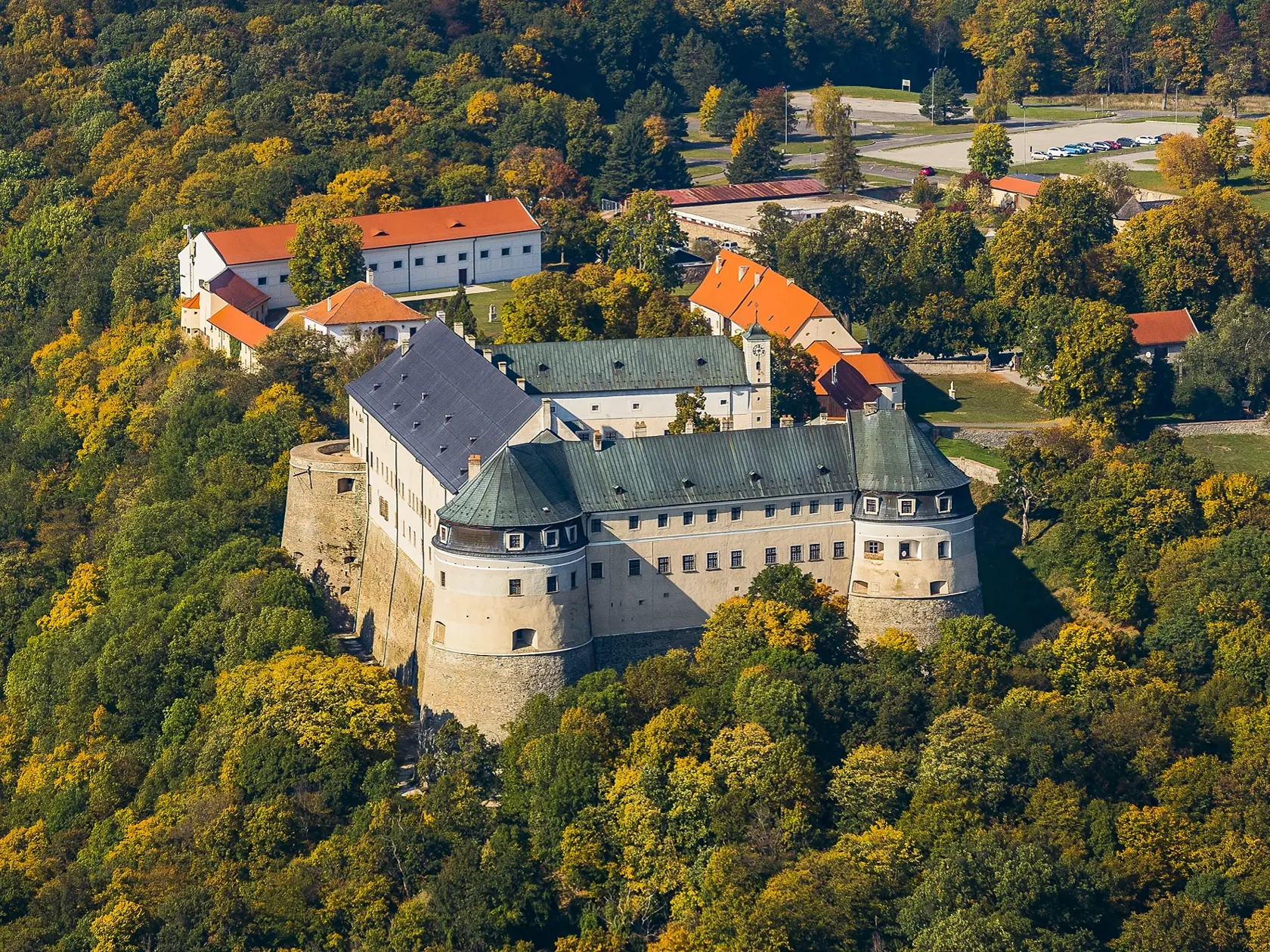 V rozprávke vystupujú známe herecké osobnosti zo Slovenska i z Českej republiky. DIváci uvidia Dariju Pavlovičovú, Mariána Mitaša, Jakuba Spišáka, Attilu Mokosa, Zuzanu Kanócz, Juraja Hrčku či Juraja Kemku.