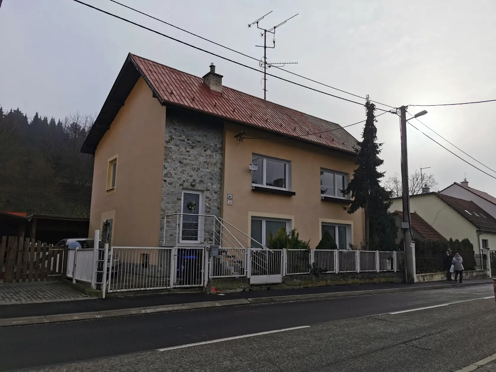 V tomto dome sa odohrala tragédia. Psík Tobias prežil len vďaka tomu, že sa nachádzal v susednej miestnosti.
