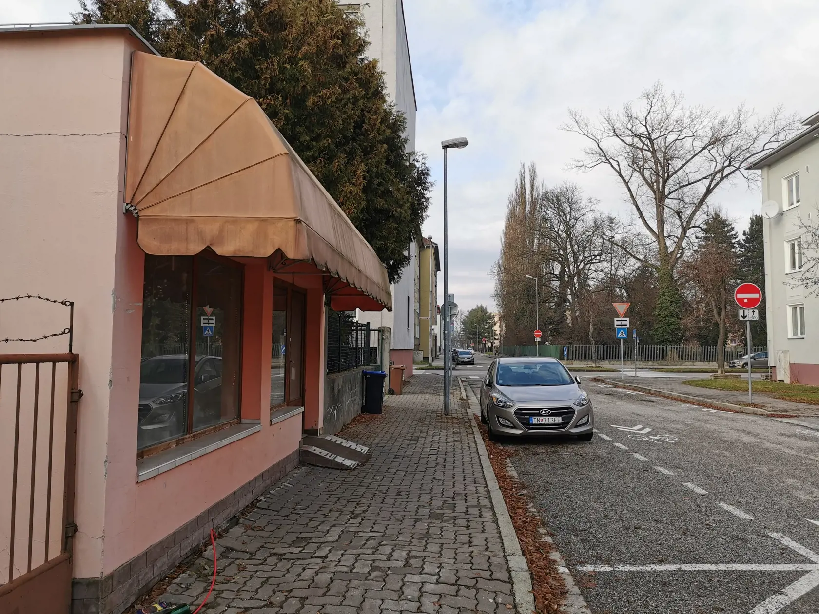 Helena N. pracovala ako kvetinárka celý život. Malé kvetinárstvo, ktoré jej patrí, bolo v stredu zatvorené.