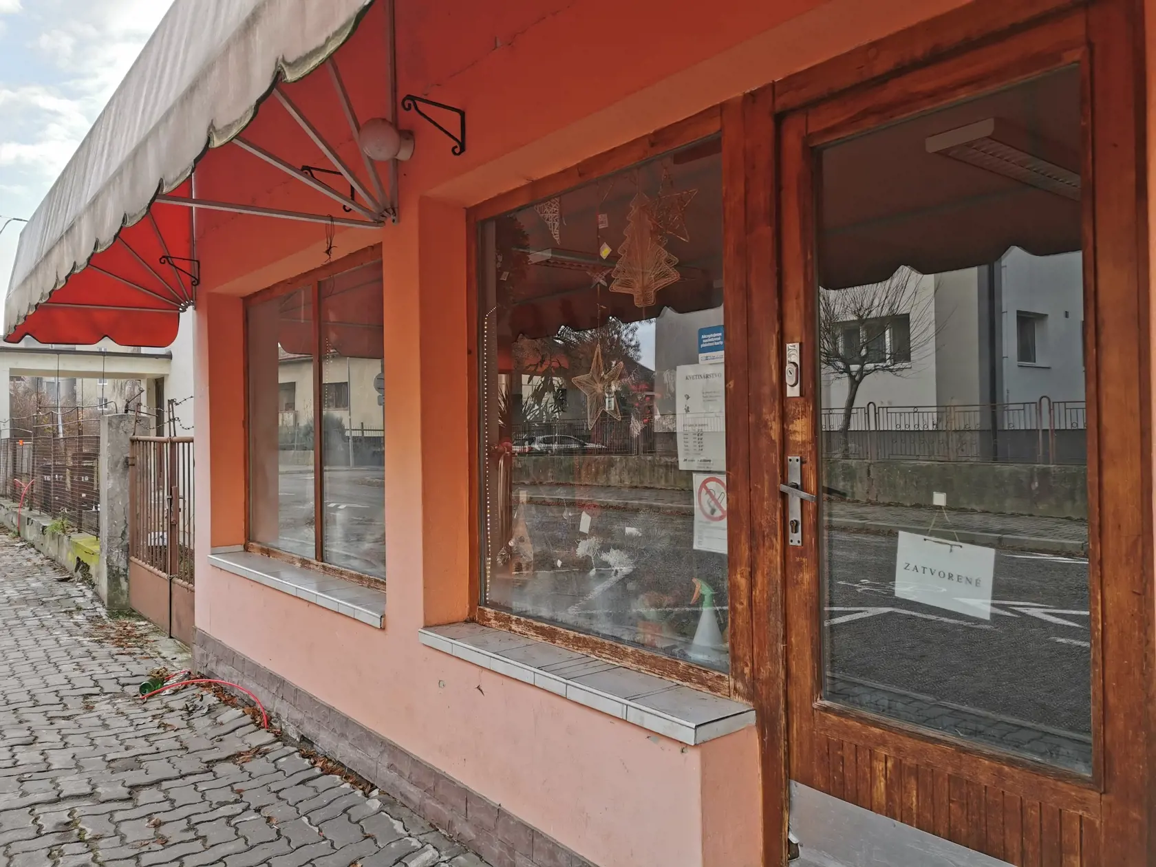 Malé kvetinárstvo, ktoré patrilo Helene N. sa nachádza na sídlisku v Trenčíne.