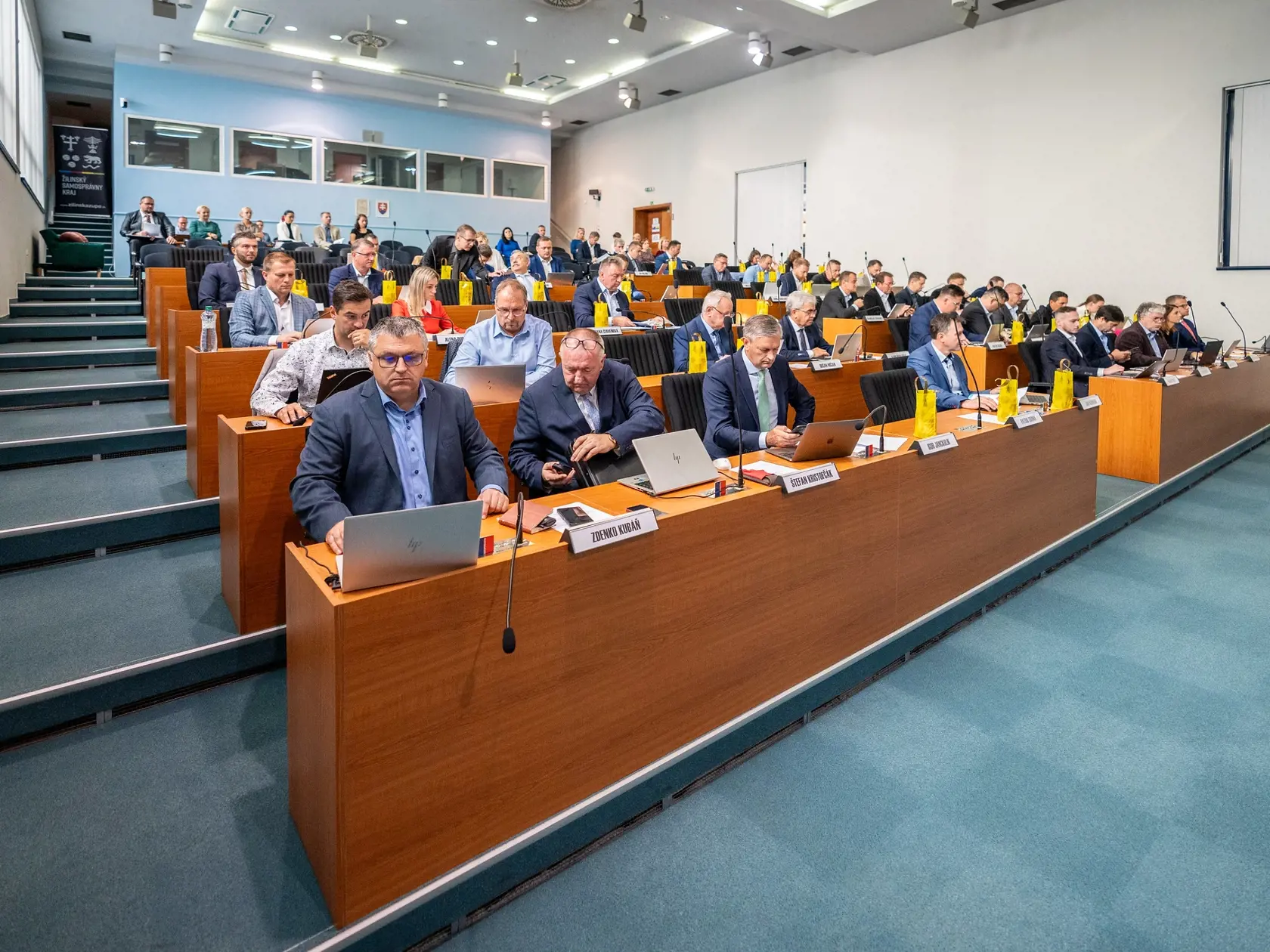 Slovensko zasiahla ďalšia smutná správa. Vo veku 60 rokov zomrel po dlhej a ťažkej chorobe dlhoročný mestský a krajský poslanec a riaditeľ gymnázia v Trstenej, Štefan Krištofčák.