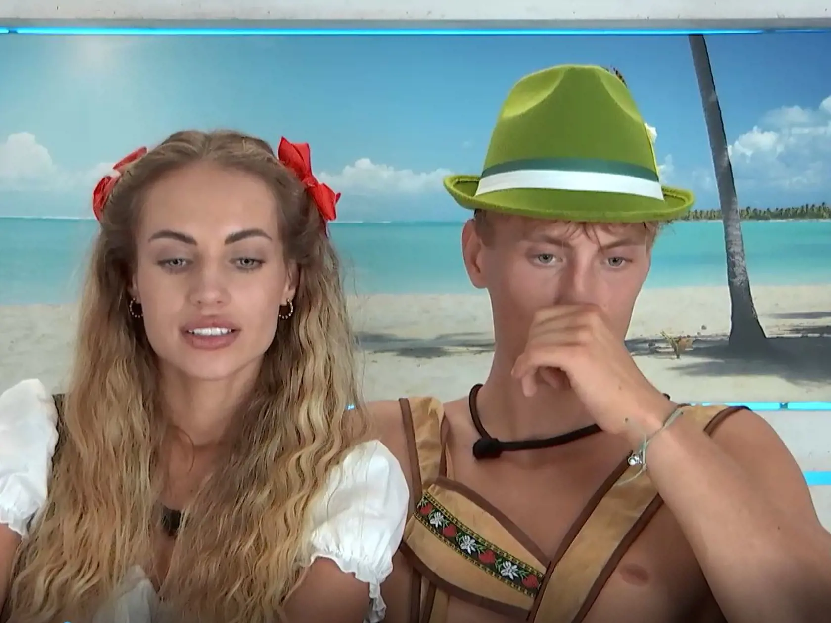 David sa pred odchodom s frajerkou dohodol, že vždy, keď si pobozká tetovanie na palci, bude to znak, že na ňu myslí.