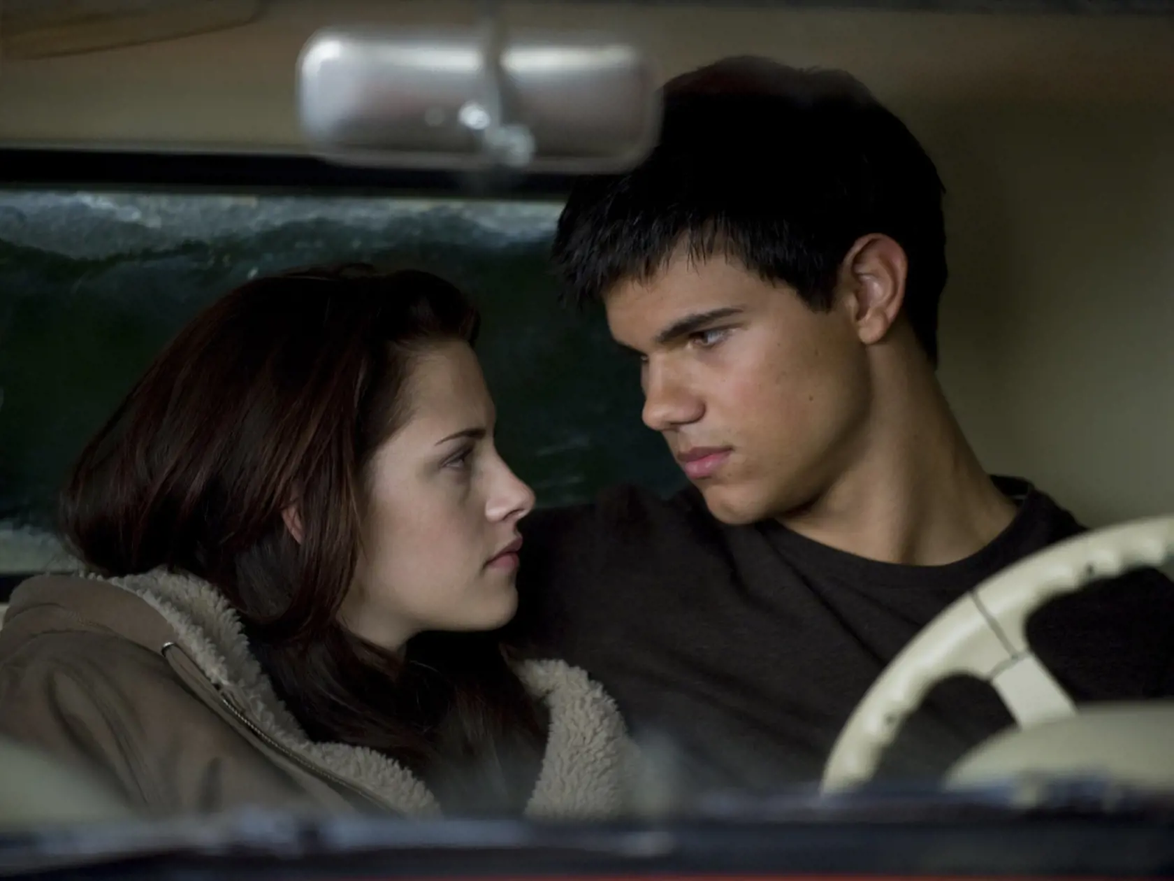 Séria Twilight pritiahla k obrazovkám milióny fanúšičiek. Dôvodom však nebol len nebezpečný upír Robert Pattinson, ale aj vlkolak Taylor Lautner, ktorý sa rovnako usiloval o srdce krásnej Belly (Kristen Stewart).
