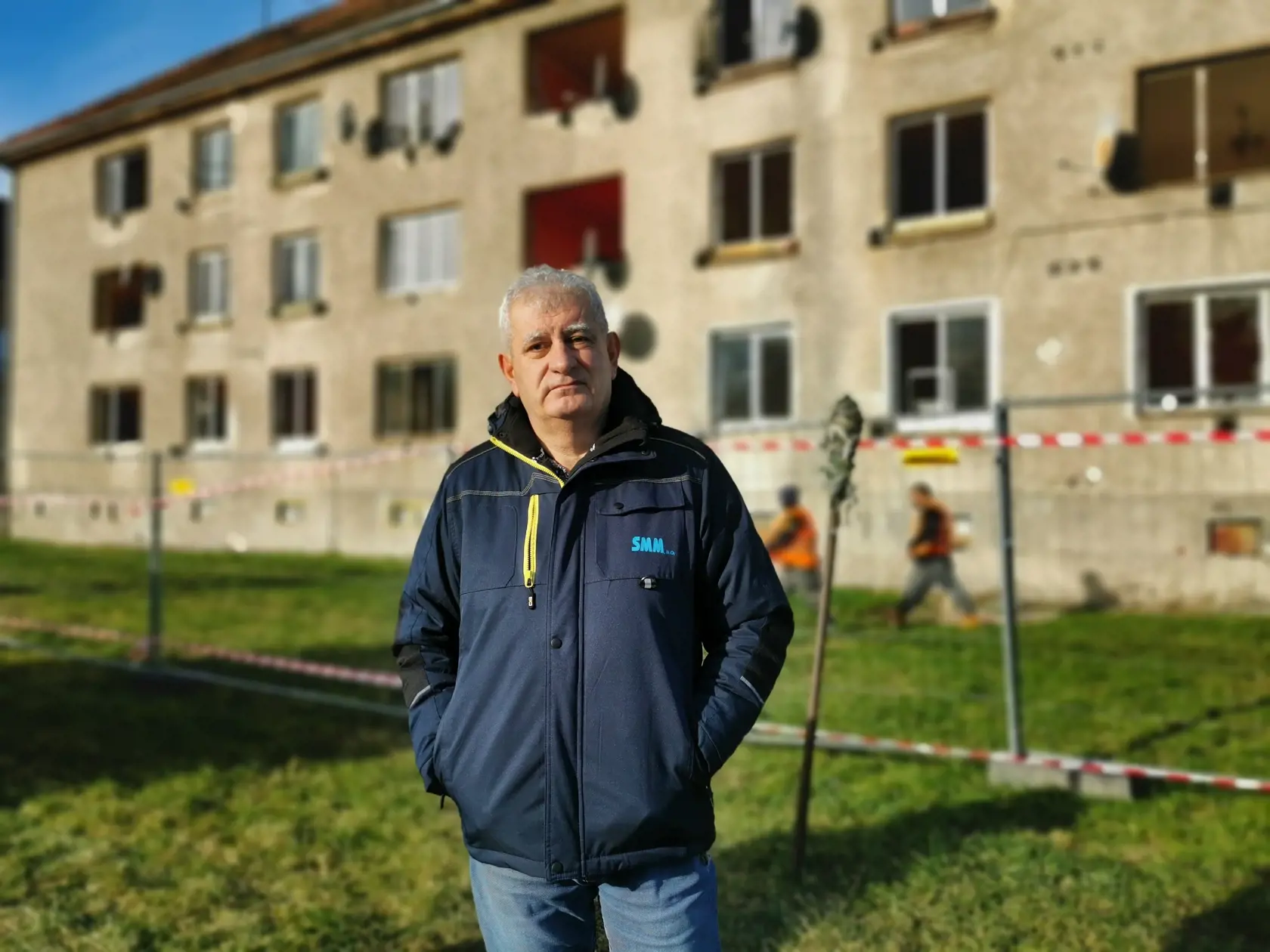 Vladimír Marko zo Správy majetku mesta Partizánske stojí pred zdevastovanou bytovkou.