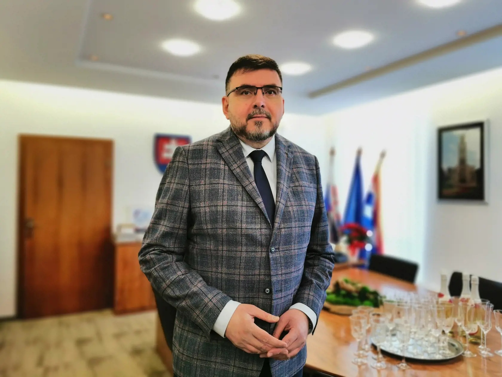 Primátor mesta Partizánske Jozef Božik vraví, že v meste platí zásada Trikrát a dosť. Asociálov a neplatičov tu neznesú.