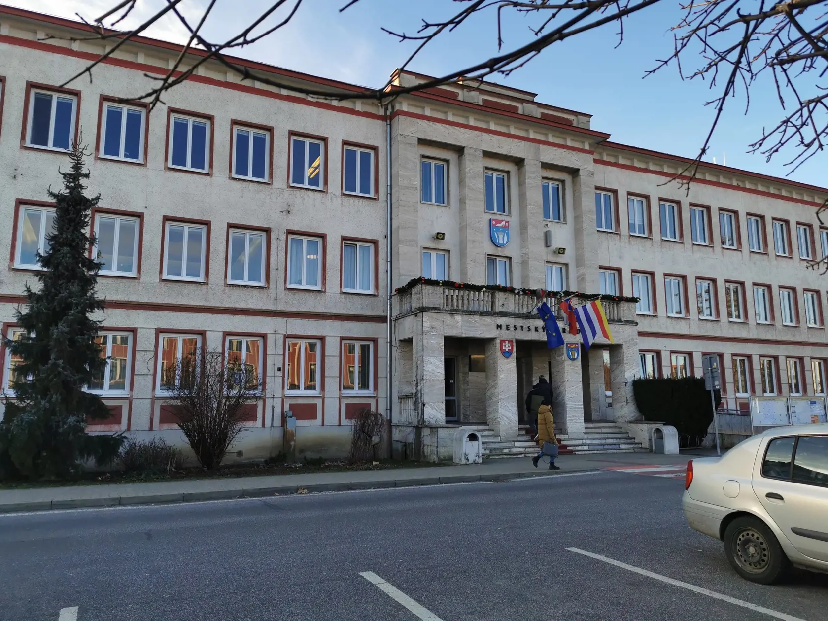 Vedenie mesta Partizánske spravilo s neplatičmi krátky proces. Zbúralo im už tri bytovky. Teraz asanuje štvrtú.