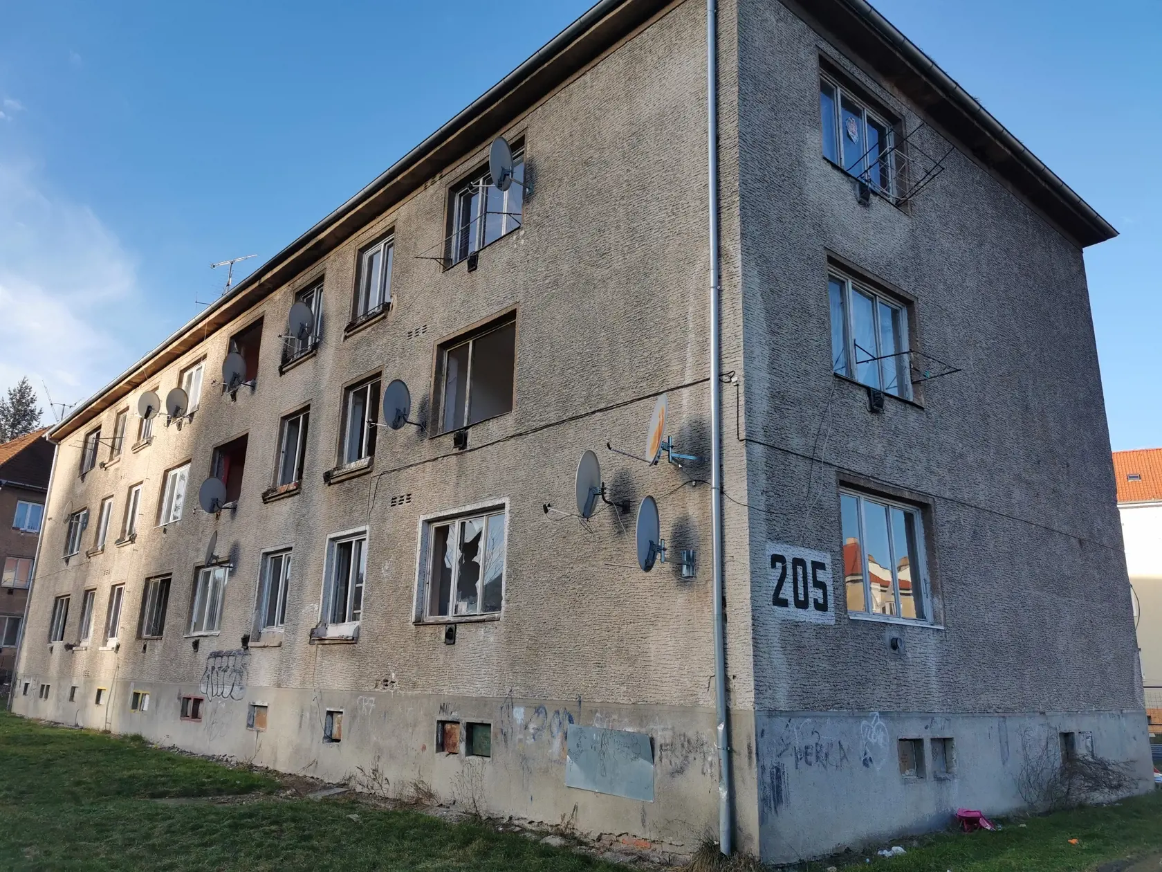 Bytovku v Partizánskom začali po vyprataní búrať.
