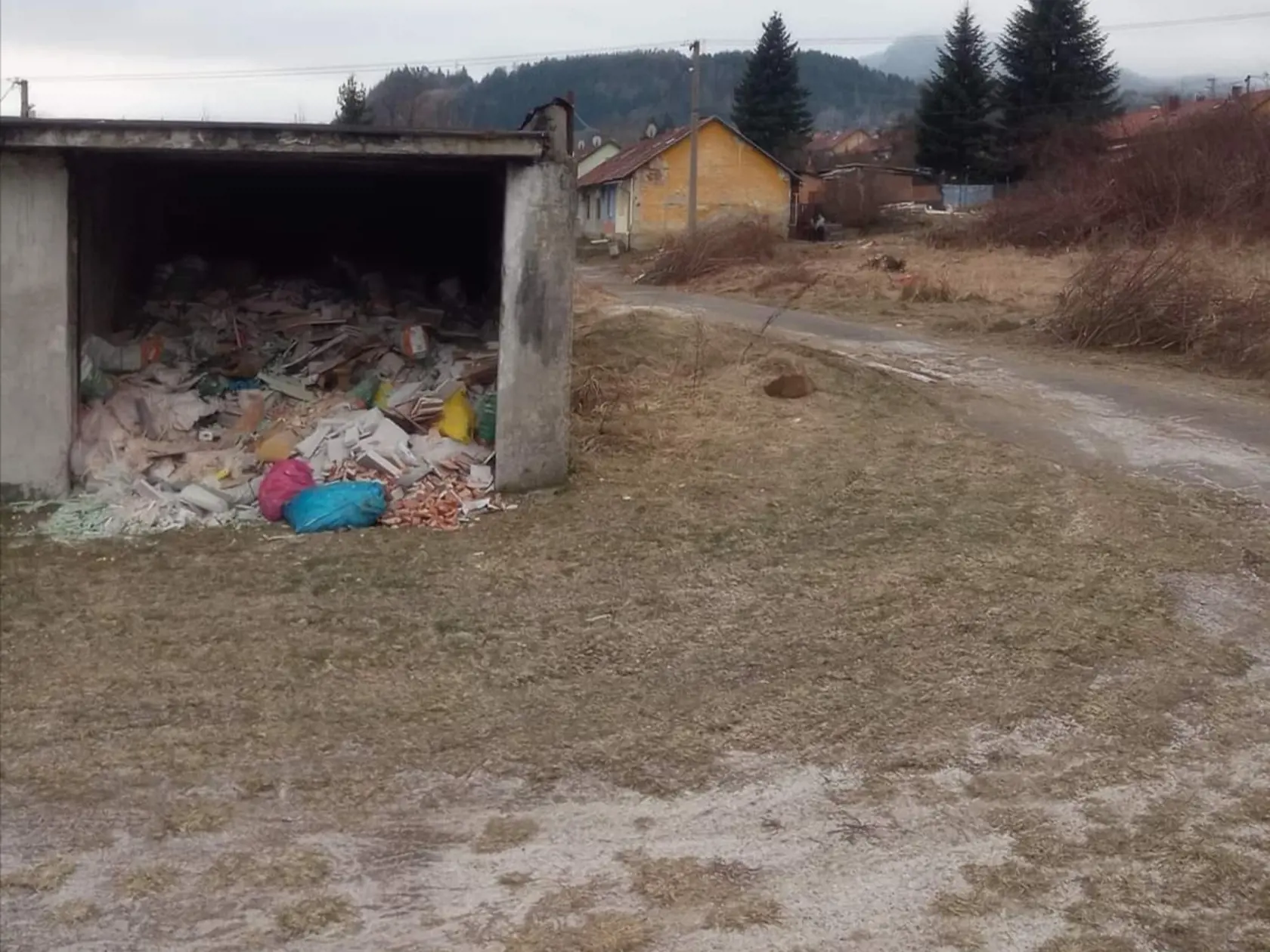 Nielen okolie bytoviek, ale aj jedna z garáží vyzerá takto.