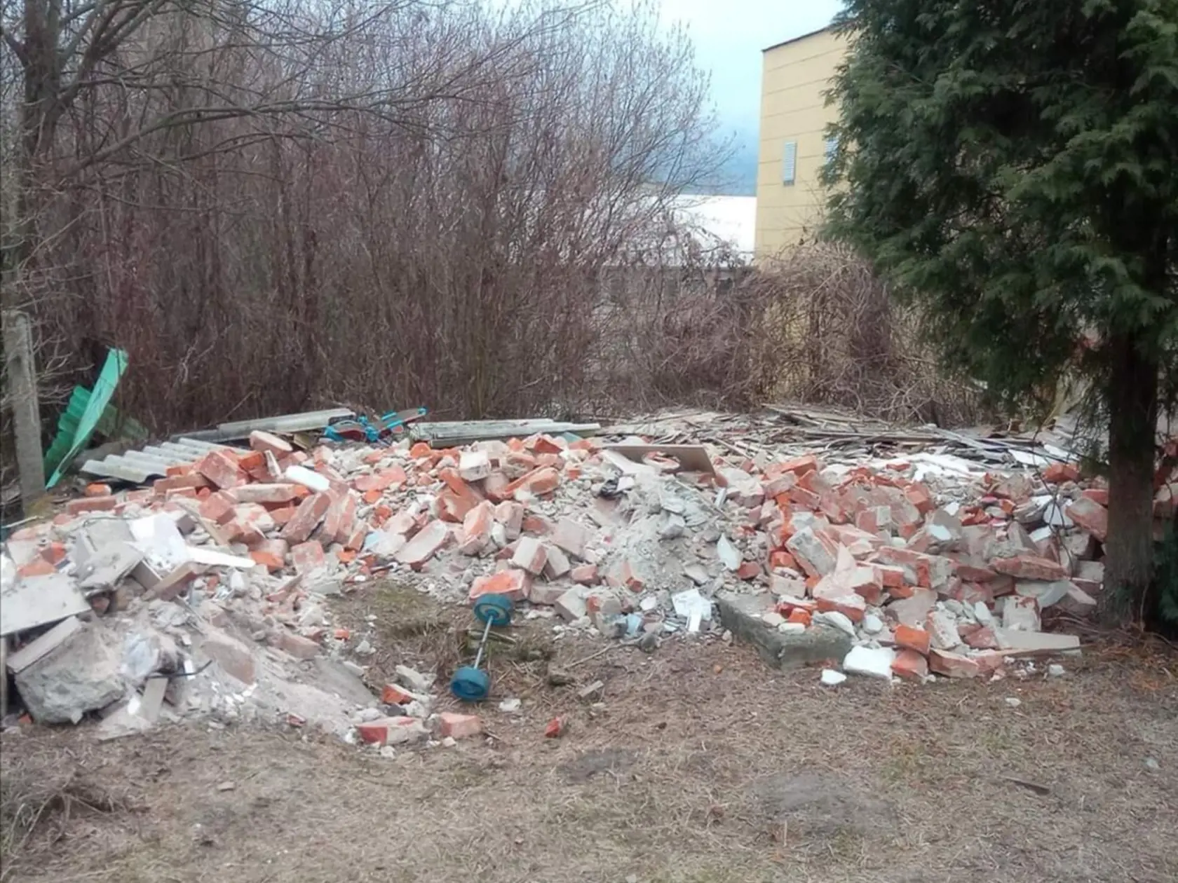 Takéto čierne skládky si obyvatelia vytvorili sami.