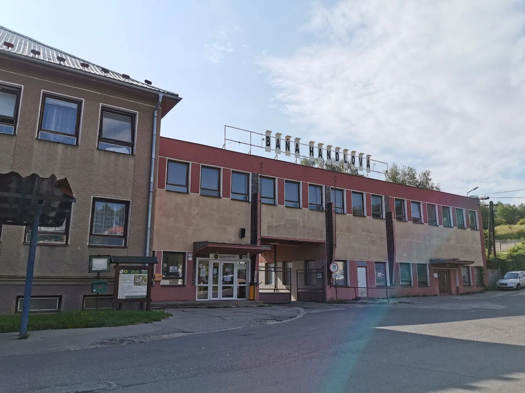 Banícka kolónia sa nachádza priamo pri vstupe do Bane Handlová. Postavili ju pre rodiny baníkov, ktorí pod zemou pracovali.
