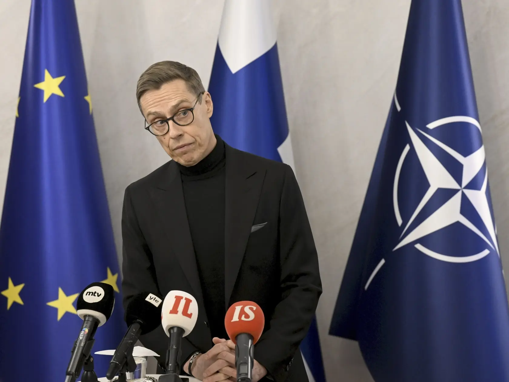 Fínsky prezident Alexander Stubb poča stretnutia s novinármi k prerušeniu podmorského elektrického kábla Estlink 2 a internetových spojení medzi Fínskom a Estónskom, v piatok 27. decembra 2024 v Helsinkách. Fínsko vo štvrtok zadržalo ruský tanker podozrivý z poškodenia podmorského kábla Estlink 2 a z poškodenia ďalších štyroch internetových spojení. Estlink 2 je jeden z dvoch elektrických káblov medzi Estónskom a Fínskom, ktorý bol uvedený do prevádzky v roku 2014. Meria 171 kilometrov, z toho 145 kilometrov je na dne mora. K neplánovanému prerušeniu prevádzky kábla Estlink 2 došlo v stredu o 11.26 h SEČ. V prevádzke medzi oboma krajinami je teraz len kábel Estlink 1, ktorý má menšiu kapacitu.