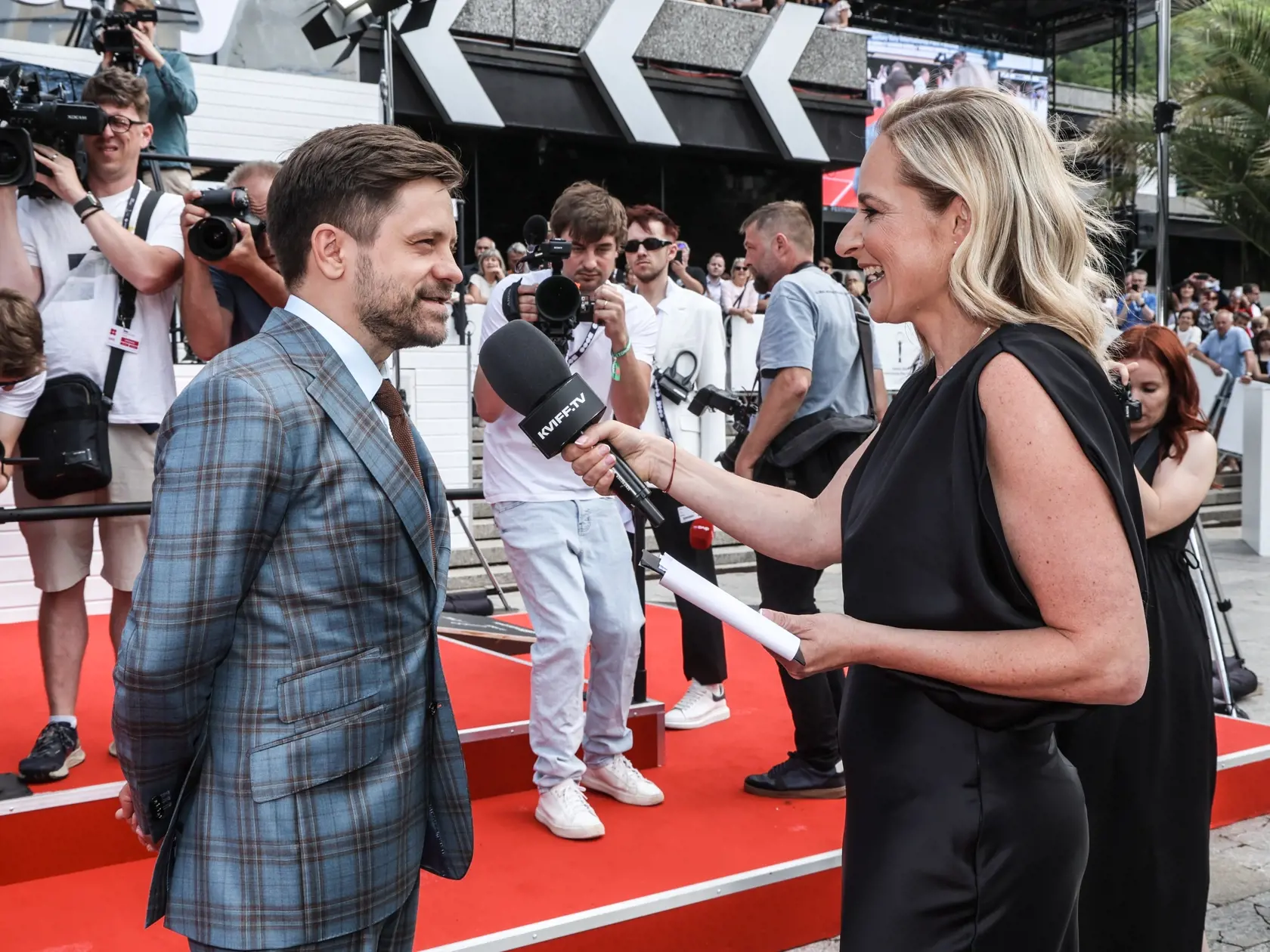 Film Vlna tvorcovia prvýkrát predstavili na festivale v Karlovych Varoch. V Hliavných úlohách hviezdila Táňa Pauhofová a Tomáš Maštalír. Režisérom je Jiří Mádl.